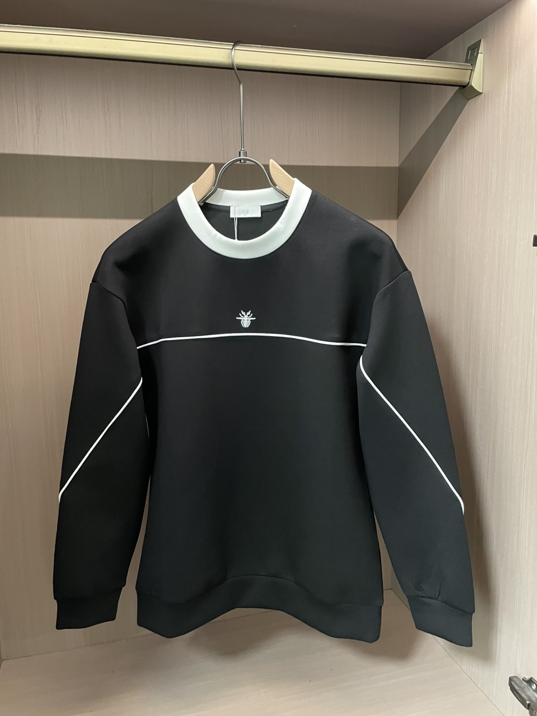 . 
P170
Dior 圆领套头卫衣；经典套头男女同款，简约大气系列单品，低调奢华大气百搭款！

卫衣选用客供100%高克重棉质面料精制而成，内里紧密且既极具亲肤感的，井然有序的排列着，手感超级柔软细腻舒适，面料质感堪称顶级！低调且辨识度十足，彰显品牌独有的时尚魅力值！版型上身标准中性的款式，超级百搭好穿，男女都可轻松上身演绎，打造出最简约流行的主流

尺码：XS-L


