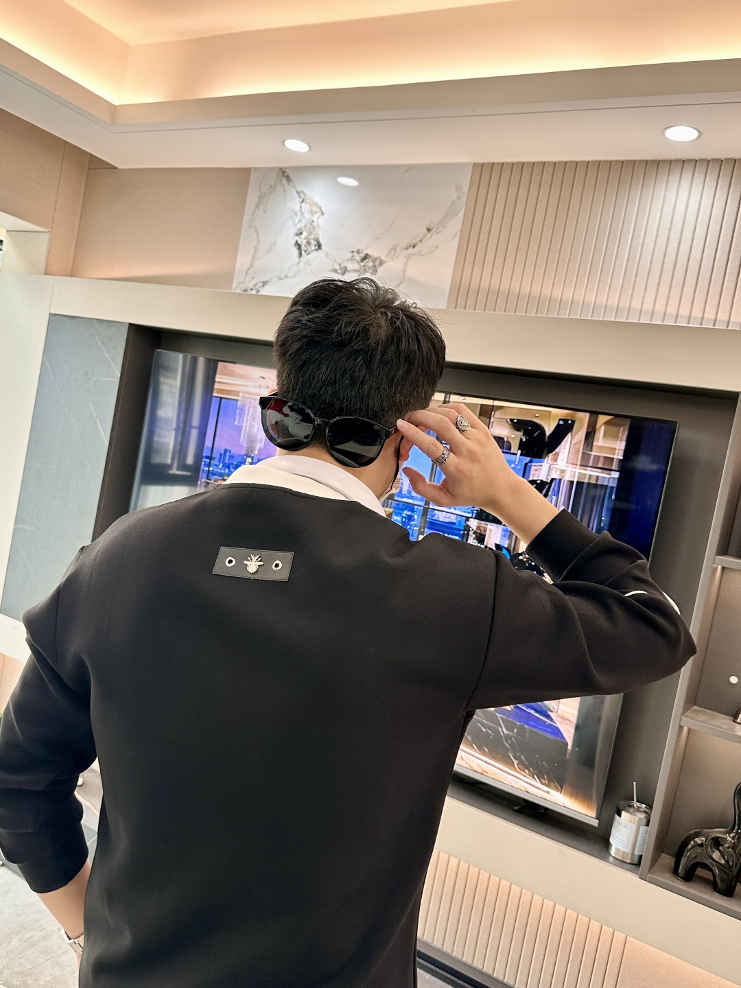 . 
P170
Dior 圆领套头卫衣；经典套头男女同款，简约大气系列单品，低调奢华大气百搭款！

卫衣选用客供100%高克重棉质面料精制而成，内里紧密且既极具亲肤感的，井然有序的排列着，手感超级柔软细腻舒适，面料质感堪称顶级！低调且辨识度十足，彰显品牌独有的时尚魅力值！版型上身标准中性的款式，超级百搭好穿，男女都可轻松上身演绎，打造出最简约流行的主流

尺码：XS-L


