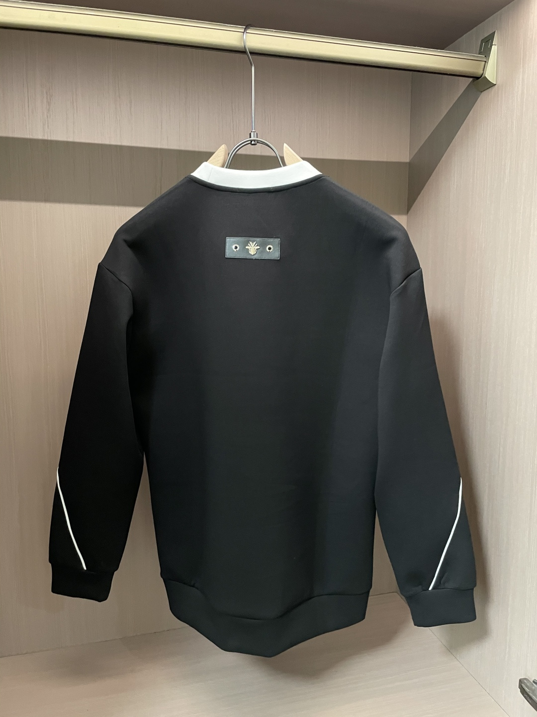 . 
P170
Dior 圆领套头卫衣；经典套头男女同款，简约大气系列单品，低调奢华大气百搭款！

卫衣选用客供100%高克重棉质面料精制而成，内里紧密且既极具亲肤感的，井然有序的排列着，手感超级柔软细腻舒适，面料质感堪称顶级！低调且辨识度十足，彰显品牌独有的时尚魅力值！版型上身标准中性的款式，超级百搭好穿，男女都可轻松上身演绎，打造出最简约流行的主流

尺码：XS-L


