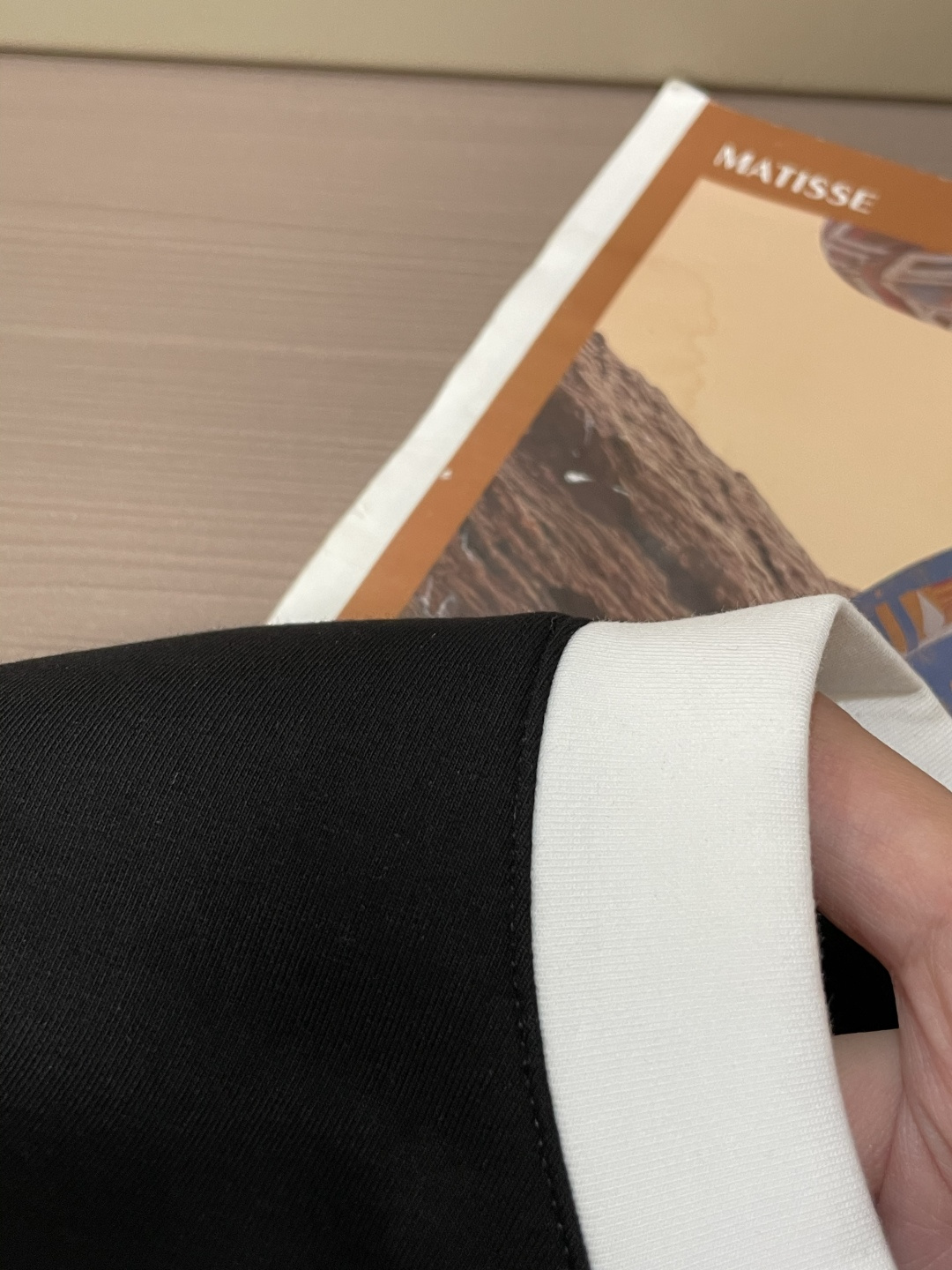 . 
P170
Dior 圆领套头卫衣；经典套头男女同款，简约大气系列单品，低调奢华大气百搭款！

卫衣选用客供100%高克重棉质面料精制而成，内里紧密且既极具亲肤感的，井然有序的排列着，手感超级柔软细腻舒适，面料质感堪称顶级！低调且辨识度十足，彰显品牌独有的时尚魅力值！版型上身标准中性的款式，超级百搭好穿，男女都可轻松上身演绎，打造出最简约流行的主流

尺码：XS-L


