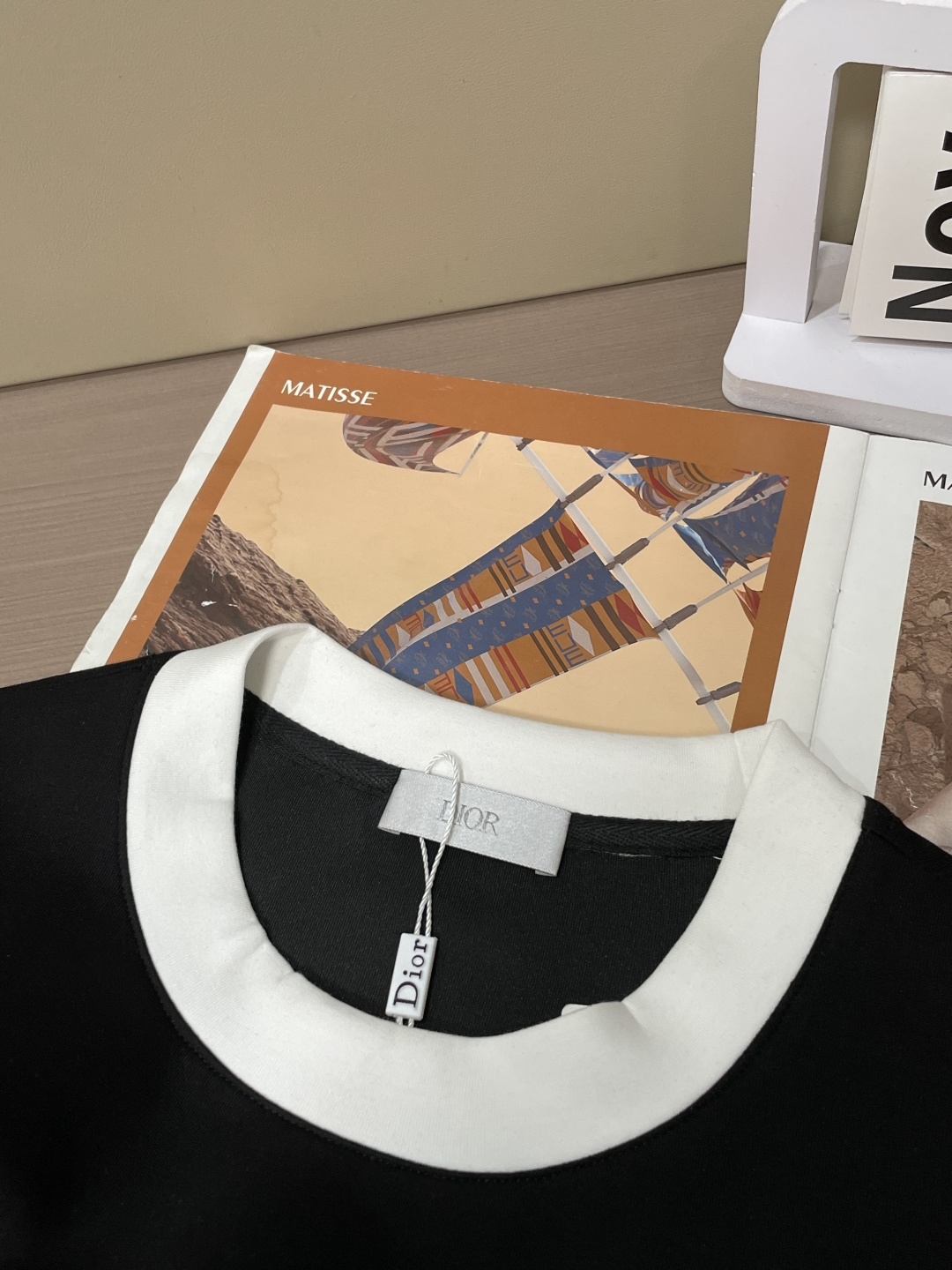 . 
P170
Dior 圆领套头卫衣；经典套头男女同款，简约大气系列单品，低调奢华大气百搭款！

卫衣选用客供100%高克重棉质面料精制而成，内里紧密且既极具亲肤感的，井然有序的排列着，手感超级柔软细腻舒适，面料质感堪称顶级！低调且辨识度十足，彰显品牌独有的时尚魅力值！版型上身标准中性的款式，超级百搭好穿，男女都可轻松上身演绎，打造出最简约流行的主流

尺码：XS-L


