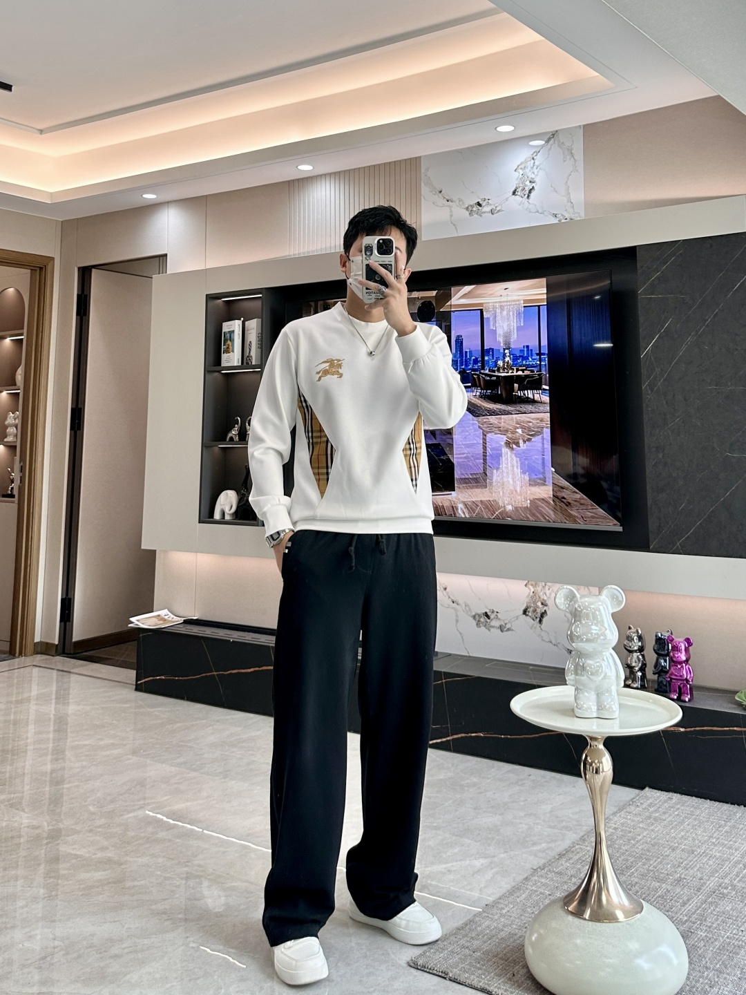 . 
P170
BUR 圆领套头卫衣；经典套头男女同款，简约大气系列单品，低调奢华大气百搭款！

卫衣选用客供100%高克重棉质面料精制而成，内里紧密且既极具亲肤感的，井然有序的排列着，手感超级柔软细腻舒适，面料质感堪称顶级！低调且辨识度十足，彰显品牌独有的时尚魅力值！版型上身标准中性的款式，超级百搭好穿，男女都可轻松上身演绎，打造出最简约流行的主流

尺码：XS-L


