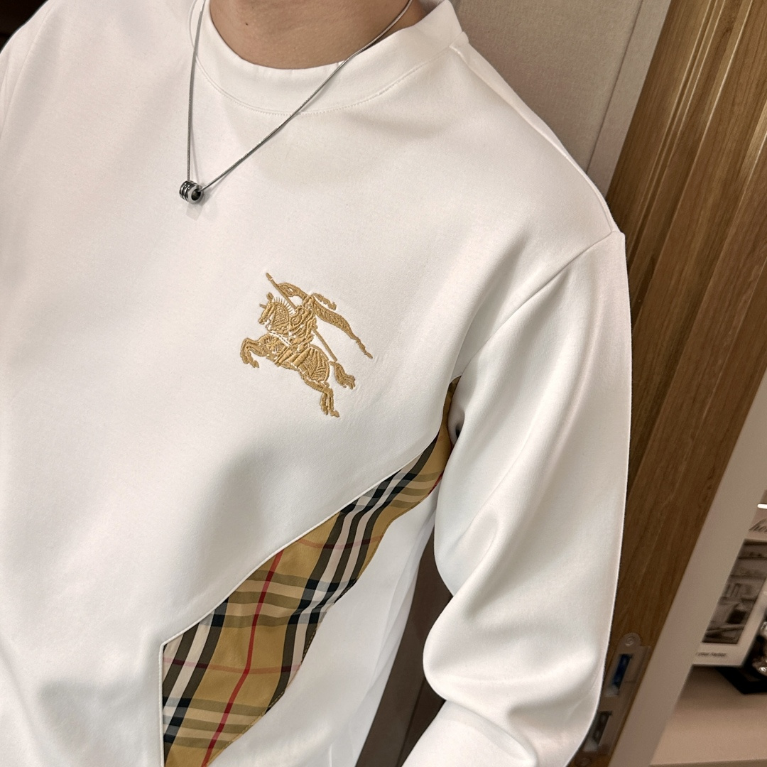 . 
P170
BUR 圆领套头卫衣；经典套头男女同款，简约大气系列单品，低调奢华大气百搭款！

卫衣选用客供100%高克重棉质面料精制而成，内里紧密且既极具亲肤感的，井然有序的排列着，手感超级柔软细腻舒适，面料质感堪称顶级！低调且辨识度十足，彰显品牌独有的时尚魅力值！版型上身标准中性的款式，超级百搭好穿，男女都可轻松上身演绎，打造出最简约流行的主流

尺码：XS-L


