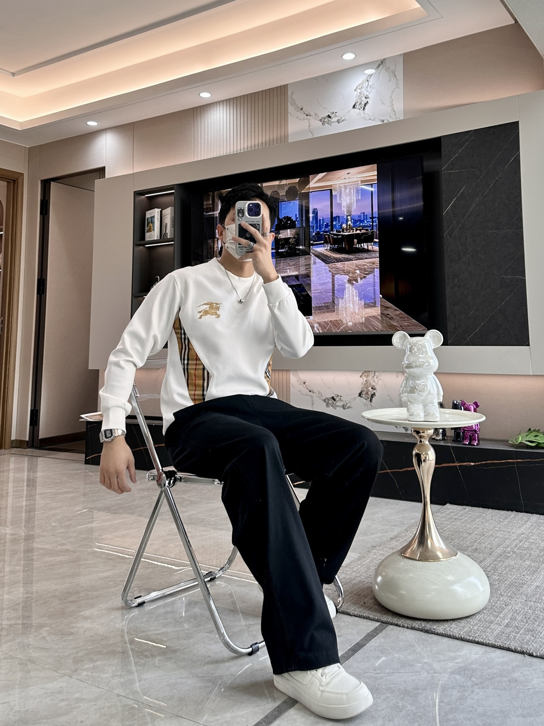 . 
P170
BUR 圆领套头卫衣；经典套头男女同款，简约大气系列单品，低调奢华大气百搭款！

卫衣选用客供100%高克重棉质面料精制而成，内里紧密且既极具亲肤感的，井然有序的排列着，手感超级柔软细腻舒适，面料质感堪称顶级！低调且辨识度十足，彰显品牌独有的时尚魅力值！版型上身标准中性的款式，超级百搭好穿，男女都可轻松上身演绎，打造出最简约流行的主流

尺码：XS-L


