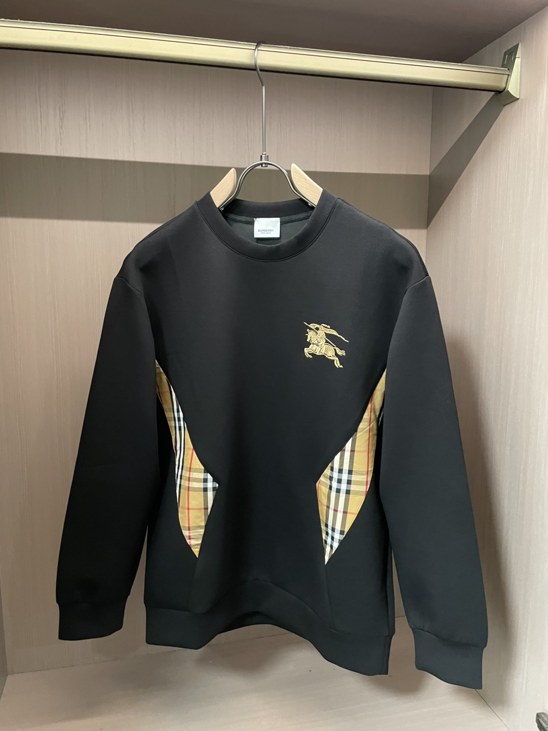 . 
P170
BUR 圆领套头卫衣；经典套头男女同款，简约大气系列单品，低调奢华大气百搭款！

卫衣选用客供100%高克重棉质面料精制而成，内里紧密且既极具亲肤感的，井然有序的排列着，手感超级柔软细腻舒适，面料质感堪称顶级！低调且辨识度十足，彰显品牌独有的时尚魅力值！版型上身标准中性的款式，超级百搭好穿，男女都可轻松上身演绎，打造出最简约流行的主流

尺码：XS-L


