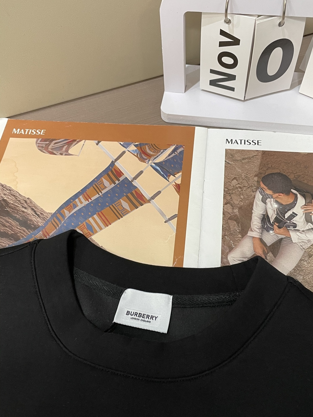 . 
P170
BUR 圆领套头卫衣；经典套头男女同款，简约大气系列单品，低调奢华大气百搭款！

卫衣选用客供100%高克重棉质面料精制而成，内里紧密且既极具亲肤感的，井然有序的排列着，手感超级柔软细腻舒适，面料质感堪称顶级！低调且辨识度十足，彰显品牌独有的时尚魅力值！版型上身标准中性的款式，超级百搭好穿，男女都可轻松上身演绎，打造出最简约流行的主流

尺码：XS-L


