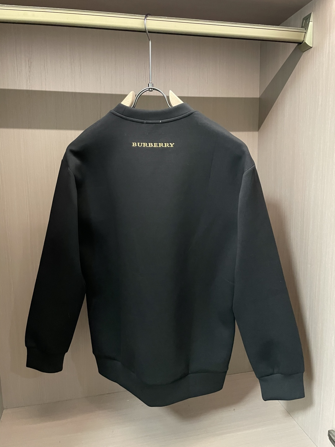 . 
P170
BUR 圆领套头卫衣；经典套头男女同款，简约大气系列单品，低调奢华大气百搭款！

卫衣选用客供100%高克重棉质面料精制而成，内里紧密且既极具亲肤感的，井然有序的排列着，手感超级柔软细腻舒适，面料质感堪称顶级！低调且辨识度十足，彰显品牌独有的时尚魅力值！版型上身标准中性的款式，超级百搭好穿，男女都可轻松上身演绎，打造出最简约流行的主流

尺码：XS-L


