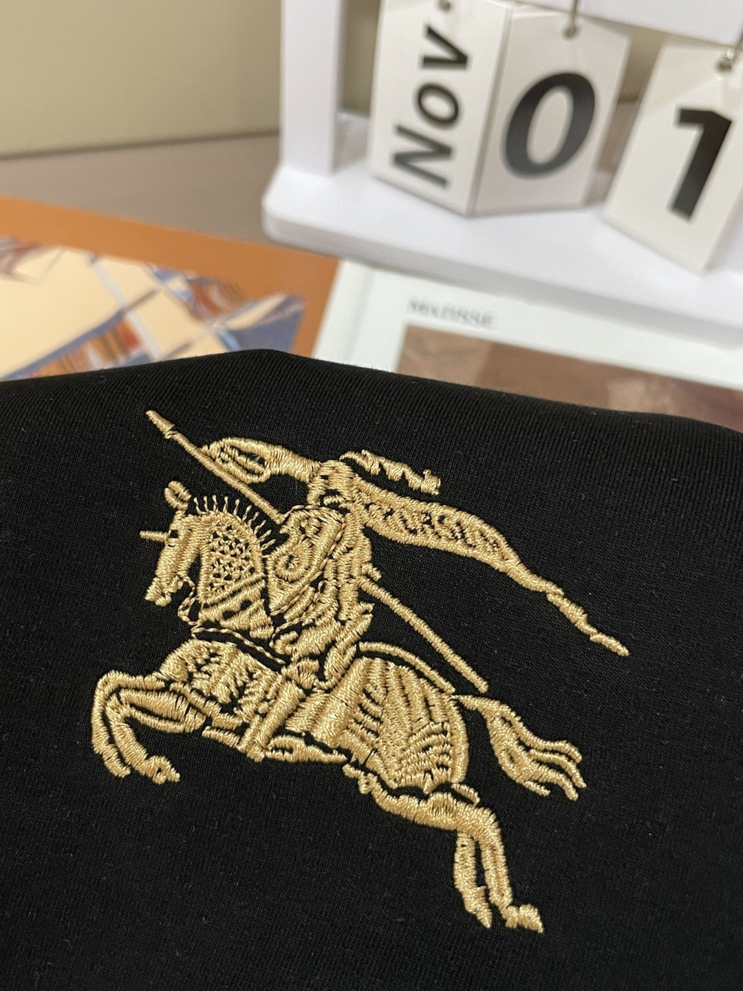 . 
P170
BUR 圆领套头卫衣；经典套头男女同款，简约大气系列单品，低调奢华大气百搭款！

卫衣选用客供100%高克重棉质面料精制而成，内里紧密且既极具亲肤感的，井然有序的排列着，手感超级柔软细腻舒适，面料质感堪称顶级！低调且辨识度十足，彰显品牌独有的时尚魅力值！版型上身标准中性的款式，超级百搭好穿，男女都可轻松上身演绎，打造出最简约流行的主流

尺码：XS-L


