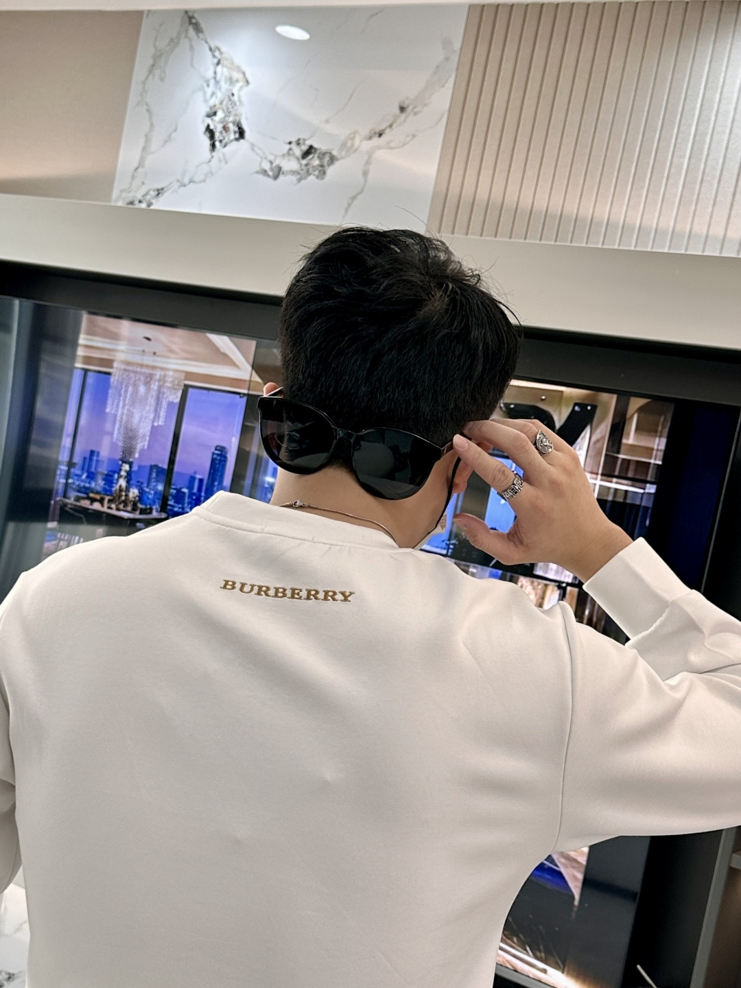 . 
P170
BUR 圆领套头卫衣；经典套头男女同款，简约大气系列单品，低调奢华大气百搭款！

卫衣选用客供100%高克重棉质面料精制而成，内里紧密且既极具亲肤感的，井然有序的排列着，手感超级柔软细腻舒适，面料质感堪称顶级！低调且辨识度十足，彰显品牌独有的时尚魅力值！版型上身标准中性的款式，超级百搭好穿，男女都可轻松上身演绎，打造出最简约流行的主流

尺码：XS-L


