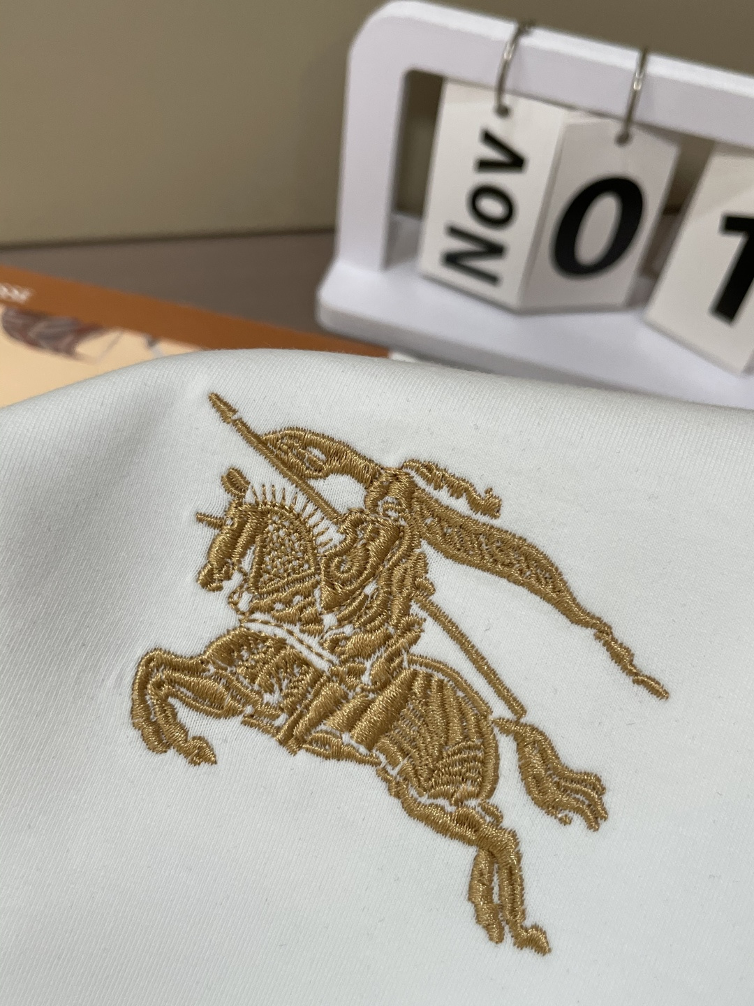 . 
P170
BUR 圆领套头卫衣；经典套头男女同款，简约大气系列单品，低调奢华大气百搭款！

卫衣选用客供100%高克重棉质面料精制而成，内里紧密且既极具亲肤感的，井然有序的排列着，手感超级柔软细腻舒适，面料质感堪称顶级！低调且辨识度十足，彰显品牌独有的时尚魅力值！版型上身标准中性的款式，超级百搭好穿，男女都可轻松上身演绎，打造出最简约流行的主流

尺码：XS-L


