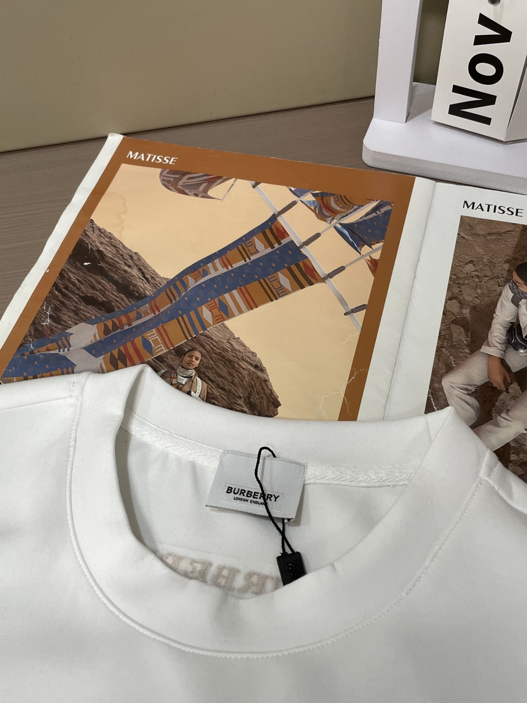 . 
P170
BUR 圆领套头卫衣；经典套头男女同款，简约大气系列单品，低调奢华大气百搭款！

卫衣选用客供100%高克重棉质面料精制而成，内里紧密且既极具亲肤感的，井然有序的排列着，手感超级柔软细腻舒适，面料质感堪称顶级！低调且辨识度十足，彰显品牌独有的时尚魅力值！版型上身标准中性的款式，超级百搭好穿，男女都可轻松上身演绎，打造出最简约流行的主流

尺码：XS-L


