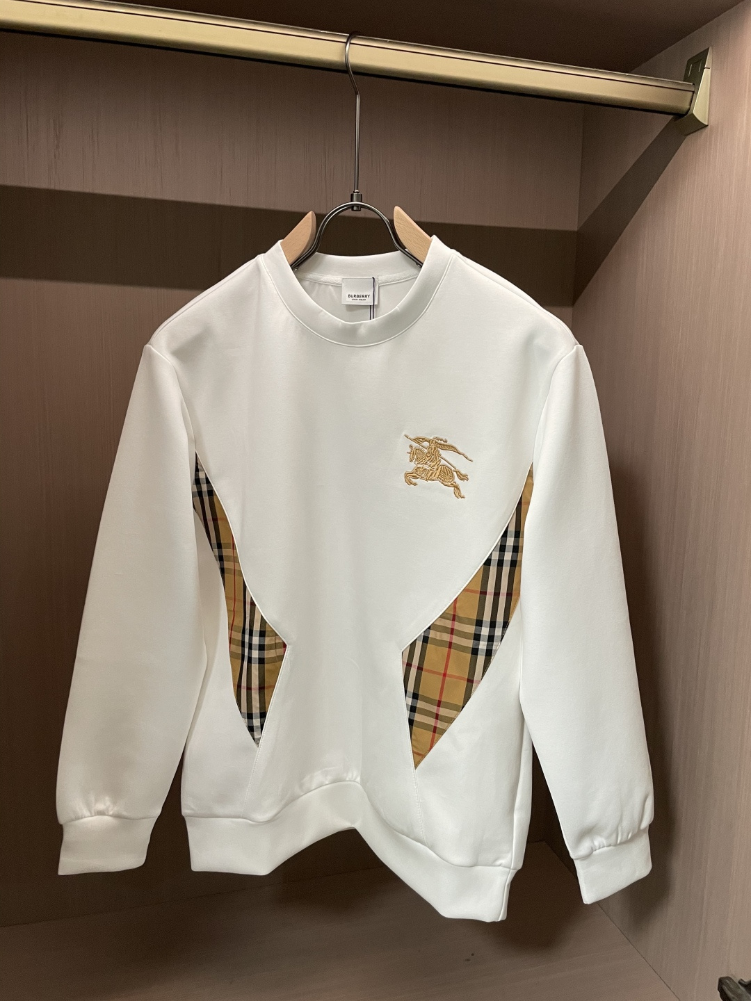 . 
P170
BUR 圆领套头卫衣；经典套头男女同款，简约大气系列单品，低调奢华大气百搭款！

卫衣选用客供100%高克重棉质面料精制而成，内里紧密且既极具亲肤感的，井然有序的排列着，手感超级柔软细腻舒适，面料质感堪称顶级！低调且辨识度十足，彰显品牌独有的时尚魅力值！版型上身标准中性的款式，超级百搭好穿，男女都可轻松上身演绎，打造出最简约流行的主流

尺码：XS-L


