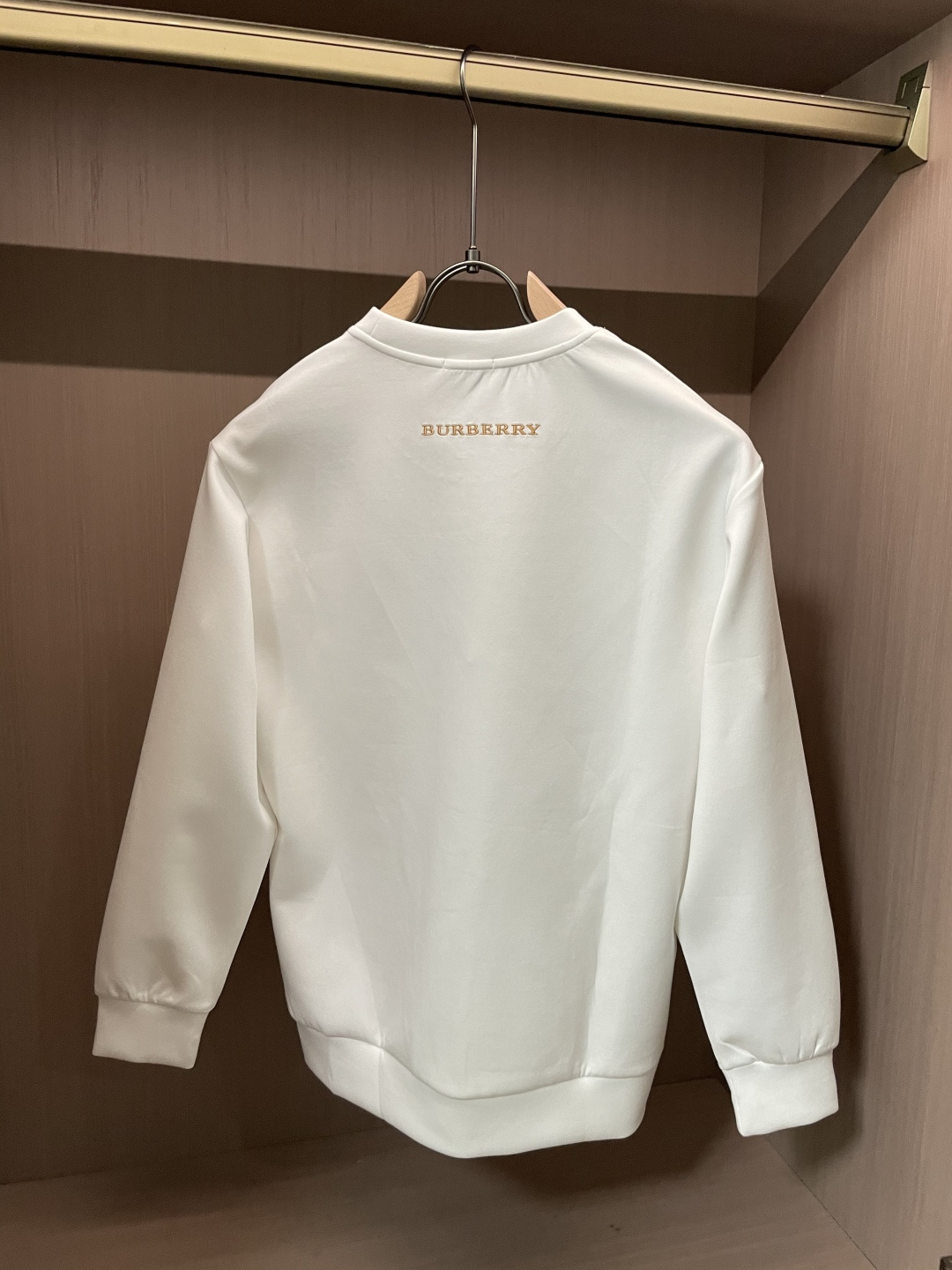 . 
P170
BUR 圆领套头卫衣；经典套头男女同款，简约大气系列单品，低调奢华大气百搭款！

卫衣选用客供100%高克重棉质面料精制而成，内里紧密且既极具亲肤感的，井然有序的排列着，手感超级柔软细腻舒适，面料质感堪称顶级！低调且辨识度十足，彰显品牌独有的时尚魅力值！版型上身标准中性的款式，超级百搭好穿，男女都可轻松上身演绎，打造出最简约流行的主流

尺码：XS-L


