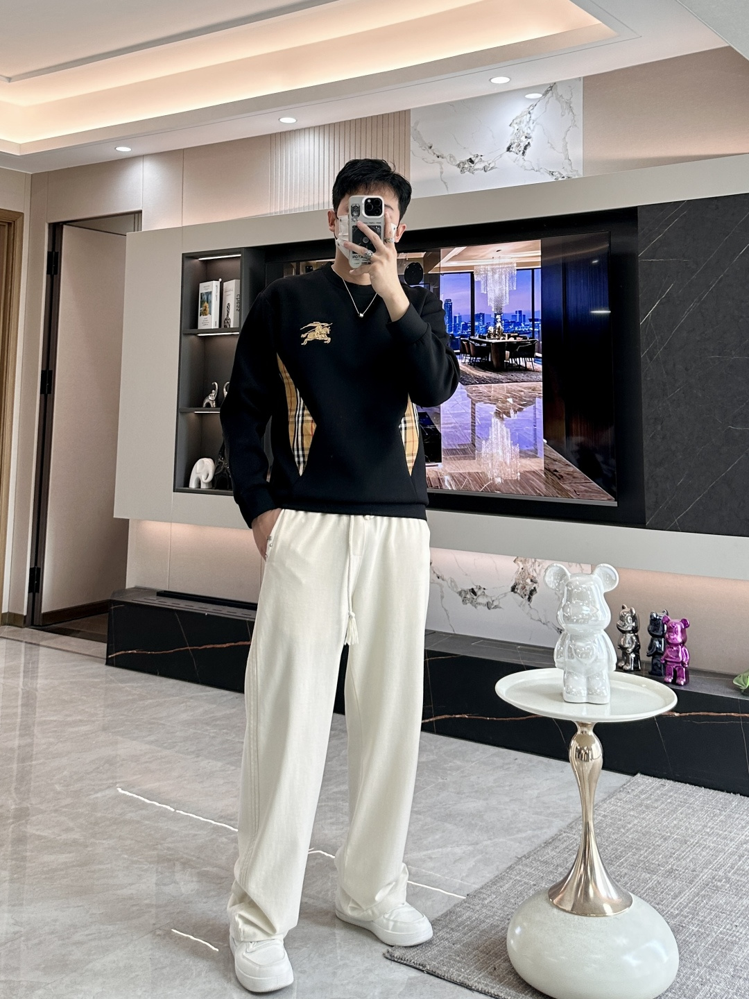 . 
P170
BUR 圆领套头卫衣；经典套头男女同款，简约大气系列单品，低调奢华大气百搭款！

卫衣选用客供100%高克重棉质面料精制而成，内里紧密且既极具亲肤感的，井然有序的排列着，手感超级柔软细腻舒适，面料质感堪称顶级！低调且辨识度十足，彰显品牌独有的时尚魅力值！版型上身标准中性的款式，超级百搭好穿，男女都可轻松上身演绎，打造出最简约流行的主流

尺码：XS-L


