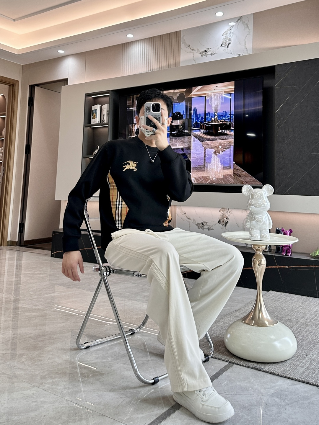 . 
P170
BUR 圆领套头卫衣；经典套头男女同款，简约大气系列单品，低调奢华大气百搭款！

卫衣选用客供100%高克重棉质面料精制而成，内里紧密且既极具亲肤感的，井然有序的排列着，手感超级柔软细腻舒适，面料质感堪称顶级！低调且辨识度十足，彰显品牌独有的时尚魅力值！版型上身标准中性的款式，超级百搭好穿，男女都可轻松上身演绎，打造出最简约流行的主流

尺码：XS-L


