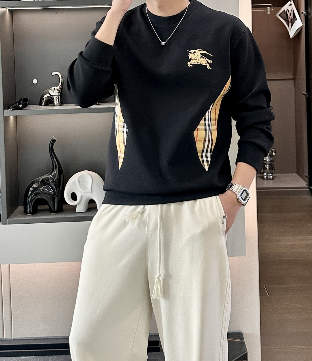 . 
P170
BUR 圆领套头卫衣；经典套头男女同款，简约大气系列单品，低调奢华大气百搭款！

卫衣选用客供100%高克重棉质面料精制而成，内里紧密且既极具亲肤感的，井然有序的排列着，手感超级柔软细腻舒适，面料质感堪称顶级！低调且辨识度十足，彰显品牌独有的时尚魅力值！版型上身标准中性的款式，超级百搭好穿，男女都可轻松上身演绎，打造出最简约流行的主流

尺码：XS-L


