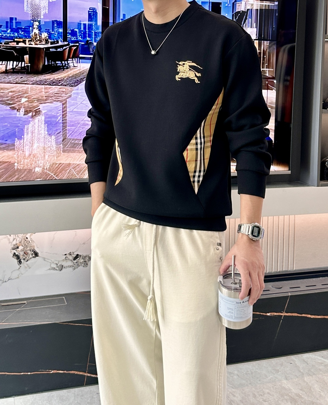 NO:657721,. BUR round neck pullover sweatshirt; classic pullover for men and women, simple and elegant series of items, low-key, luxurious and versatile!  The sweatshirt is made of high-weight cotton fabrics supplied by customers. The lining is tight and very skin-friendly. It is arranged in an orderly manner. It feels super soft, delicate and comfortable, and the fabric texture is top-notch!  Low-key and highly recognizable, it highlights the brand’s unique fashion charm!  The upper body is a standard unisex style, which is super versatile and easy to wear. It can be easily worn by both men and women, creating the most simple and popular mainstream. Sizes XS-L, burberry, hoodie, sweatshirts, alexander wang19860909.  BUR 圆领套头卫衣；经典套头男女同款,简约大气系列单品,低调奢华大气百搭款！ 卫衣选用客供高克重棉质面料精制而成,内里紧密且既极具亲肤感的,井然有序的排列着,手感超级柔软细腻舒适,面料质感堪称顶级！低调且辨识度十足,彰显品牌独有的时尚魅力值！版型上身标准中性的款式,超级百搭好穿,男女都可轻松上身演绎,打造出最简约流行的主流 尺码XS-L,,burberry,hoodie,sweatshirts,alexander wang,Men's clothing