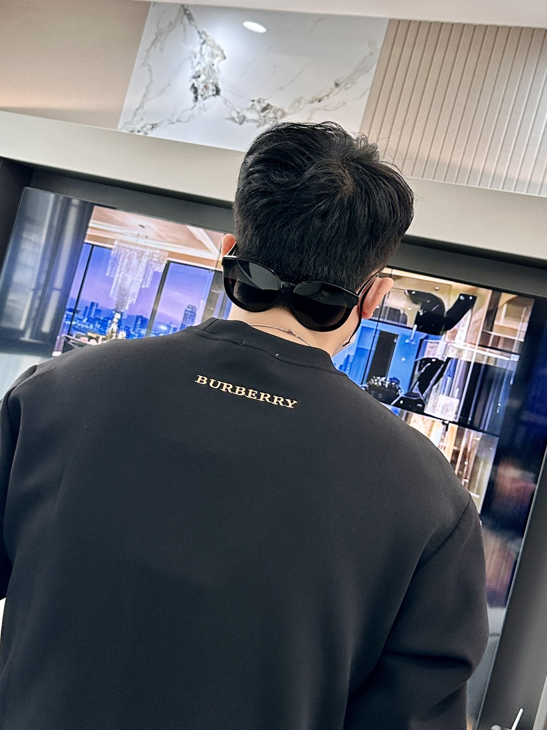 . 
P170
BUR 圆领套头卫衣；经典套头男女同款，简约大气系列单品，低调奢华大气百搭款！

卫衣选用客供100%高克重棉质面料精制而成，内里紧密且既极具亲肤感的，井然有序的排列着，手感超级柔软细腻舒适，面料质感堪称顶级！低调且辨识度十足，彰显品牌独有的时尚魅力值！版型上身标准中性的款式，超级百搭好穿，男女都可轻松上身演绎，打造出最简约流行的主流

尺码：XS-L


