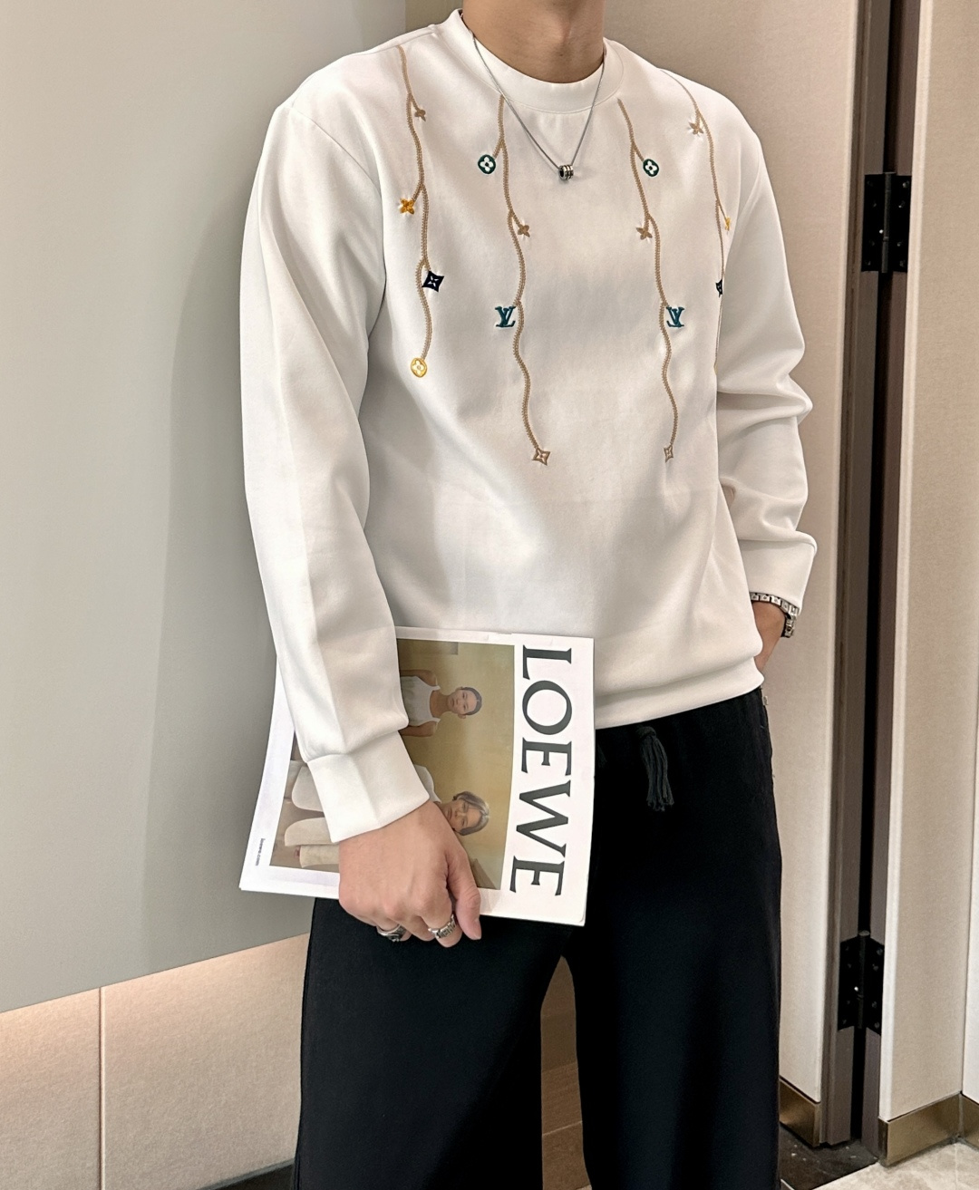 NO:657727,. lv round neck pullover sweatshirt; classic pullover for men and women, simple and elegant series of items, low-key, luxurious and versatile!  The sweatshirt is made of high-weight cotton fabrics supplied by customers. The lining is tight and very skin-friendly. It is arranged in an orderly manner. It feels super soft, delicate and comfortable, and the fabric texture is top-notch!  Low-key and highly recognizable, it highlights the brand’s unique fashion charm!  The upper body is a standard unisex style, which is super versatile and easy to wear. It can be easily worn by both men and women, creating the most simple and popular mainstream. Sizes XS-L, Louis Vuitton, hoodie, sweatshirts, alexander wang19860909.  lv 圆领套头卫衣；经典套头男女同款,简约大气系列单品,低调奢华大气百搭款！ 卫衣选用客供高克重棉质面料精制而成,内里紧密且既极具亲肤感的,井然有序的排列着,手感超级柔软细腻舒适,面料质感堪称顶级！低调且辨识度十足,彰显品牌独有的时尚魅力值！版型上身标准中性的款式,超级百搭好穿,男女都可轻松上身演绎,打造出最简约流行的主流 尺码XS-L,,louis vuitton,hoodie,sweatshirts,alexander wang,Men's clothing