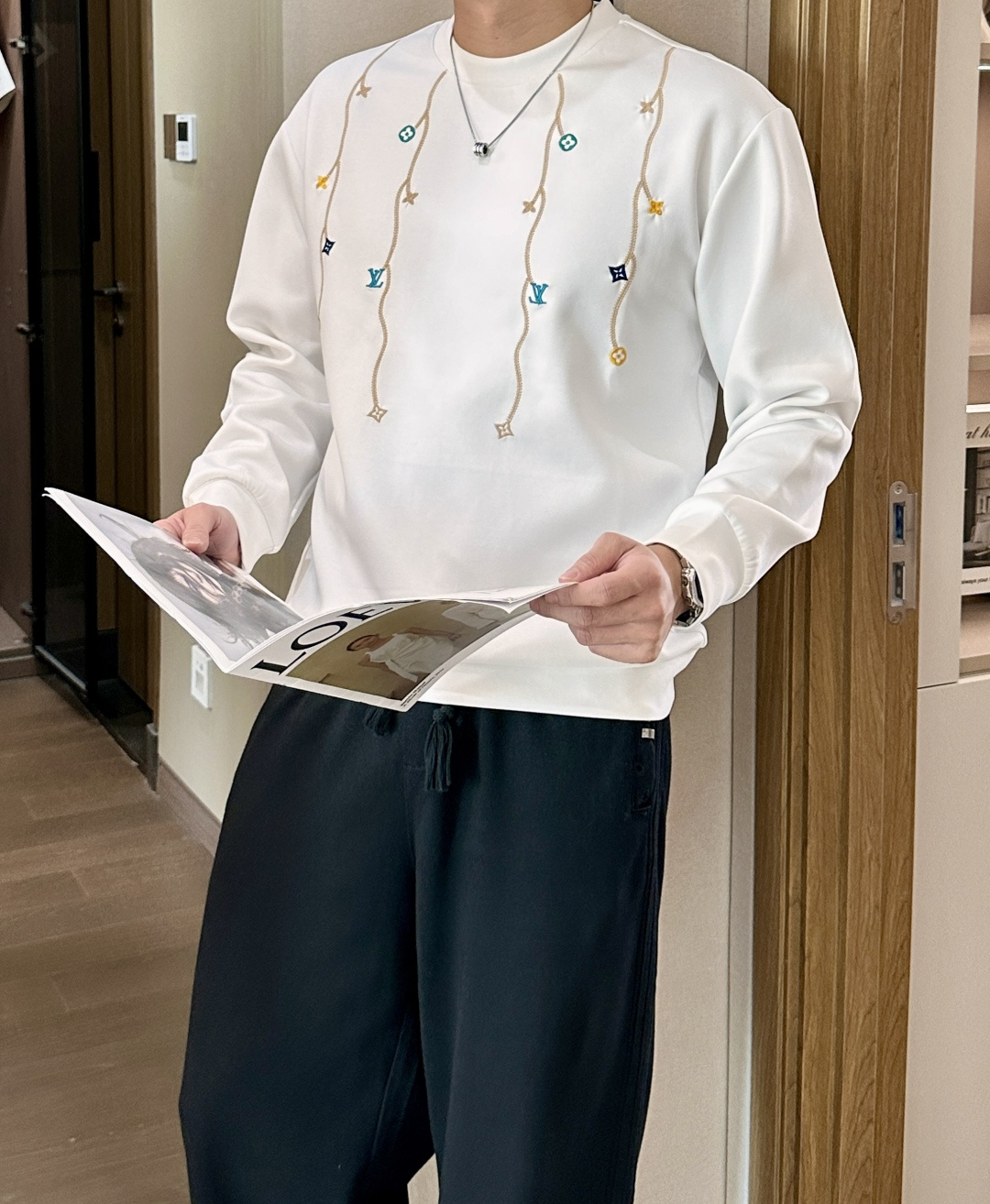 . 
P170
lv 圆领套头卫衣；经典套头男女同款，简约大气系列单品，低调奢华大气百搭款！

卫衣选用客供100%高克重棉质面料精制而成，内里紧密且既极具亲肤感的，井然有序的排列着，手感超级柔软细腻舒适，面料质感堪称顶级！低调且辨识度十足，彰显品牌独有的时尚魅力值！版型上身标准中性的款式，超级百搭好穿，男女都可轻松上身演绎，打造出最简约流行的主流

尺码：XS-L


