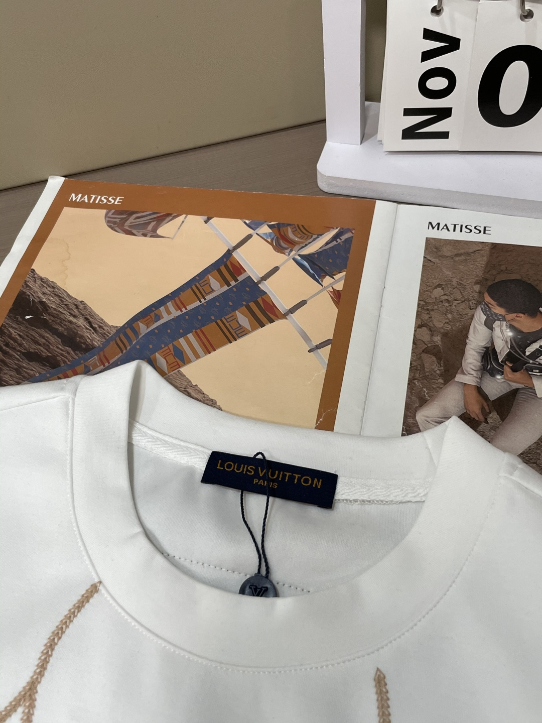 . 
P170
lv 圆领套头卫衣；经典套头男女同款，简约大气系列单品，低调奢华大气百搭款！

卫衣选用客供100%高克重棉质面料精制而成，内里紧密且既极具亲肤感的，井然有序的排列着，手感超级柔软细腻舒适，面料质感堪称顶级！低调且辨识度十足，彰显品牌独有的时尚魅力值！版型上身标准中性的款式，超级百搭好穿，男女都可轻松上身演绎，打造出最简约流行的主流

尺码：XS-L


