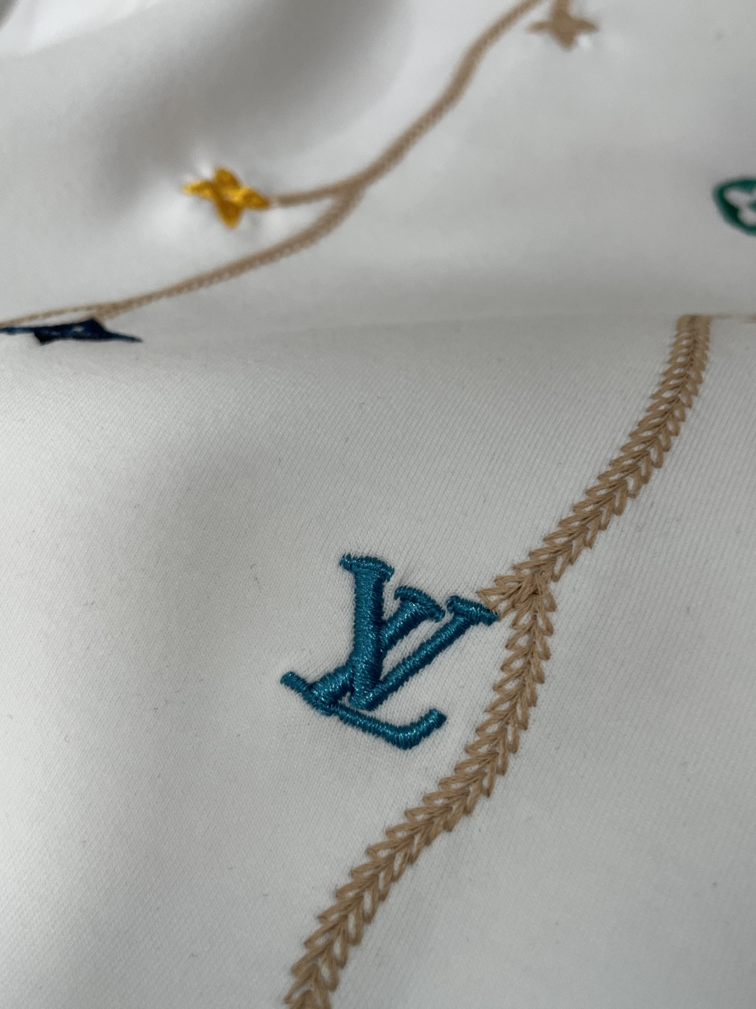 . 
P170
lv 圆领套头卫衣；经典套头男女同款，简约大气系列单品，低调奢华大气百搭款！

卫衣选用客供100%高克重棉质面料精制而成，内里紧密且既极具亲肤感的，井然有序的排列着，手感超级柔软细腻舒适，面料质感堪称顶级！低调且辨识度十足，彰显品牌独有的时尚魅力值！版型上身标准中性的款式，超级百搭好穿，男女都可轻松上身演绎，打造出最简约流行的主流

尺码：XS-L


