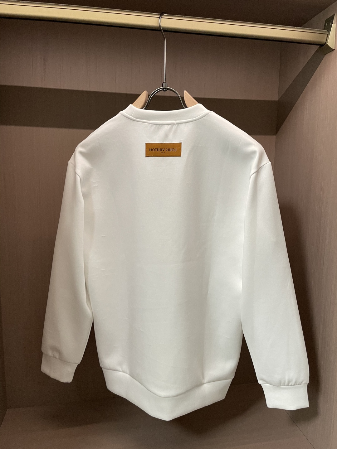 . 
P170
lv 圆领套头卫衣；经典套头男女同款，简约大气系列单品，低调奢华大气百搭款！

卫衣选用客供100%高克重棉质面料精制而成，内里紧密且既极具亲肤感的，井然有序的排列着，手感超级柔软细腻舒适，面料质感堪称顶级！低调且辨识度十足，彰显品牌独有的时尚魅力值！版型上身标准中性的款式，超级百搭好穿，男女都可轻松上身演绎，打造出最简约流行的主流

尺码：XS-L


