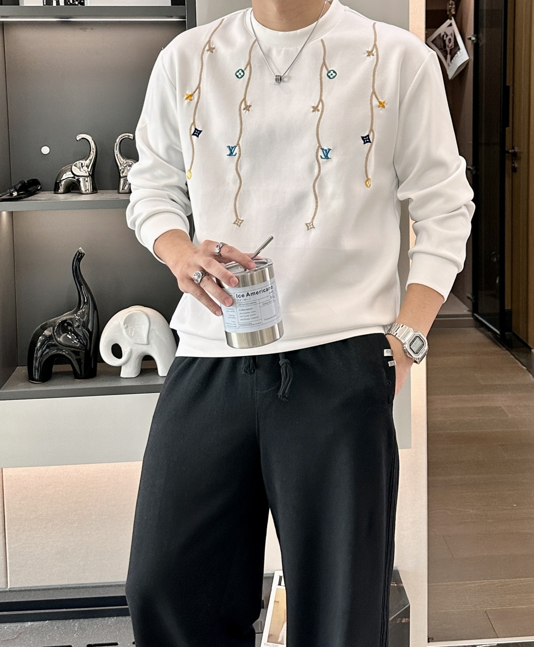 . 
P170
lv 圆领套头卫衣；经典套头男女同款，简约大气系列单品，低调奢华大气百搭款！

卫衣选用客供100%高克重棉质面料精制而成，内里紧密且既极具亲肤感的，井然有序的排列着，手感超级柔软细腻舒适，面料质感堪称顶级！低调且辨识度十足，彰显品牌独有的时尚魅力值！版型上身标准中性的款式，超级百搭好穿，男女都可轻松上身演绎，打造出最简约流行的主流

尺码：XS-L


