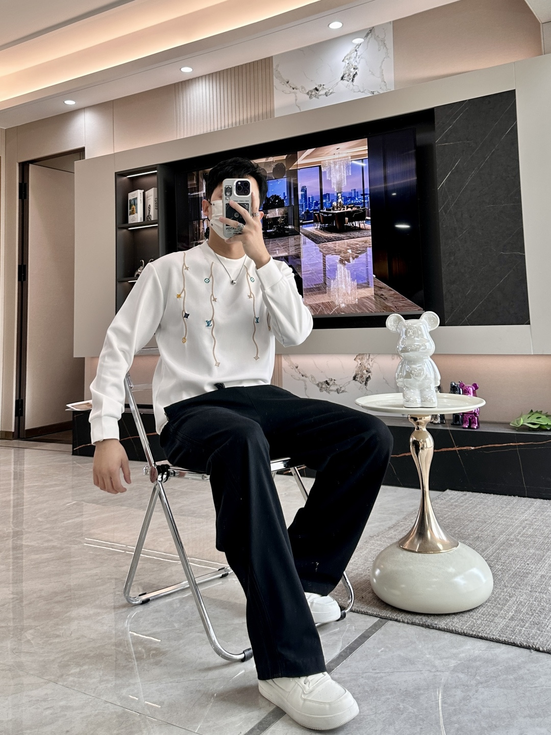 . 
P170
lv 圆领套头卫衣；经典套头男女同款，简约大气系列单品，低调奢华大气百搭款！

卫衣选用客供100%高克重棉质面料精制而成，内里紧密且既极具亲肤感的，井然有序的排列着，手感超级柔软细腻舒适，面料质感堪称顶级！低调且辨识度十足，彰显品牌独有的时尚魅力值！版型上身标准中性的款式，超级百搭好穿，男女都可轻松上身演绎，打造出最简约流行的主流

尺码：XS-L


