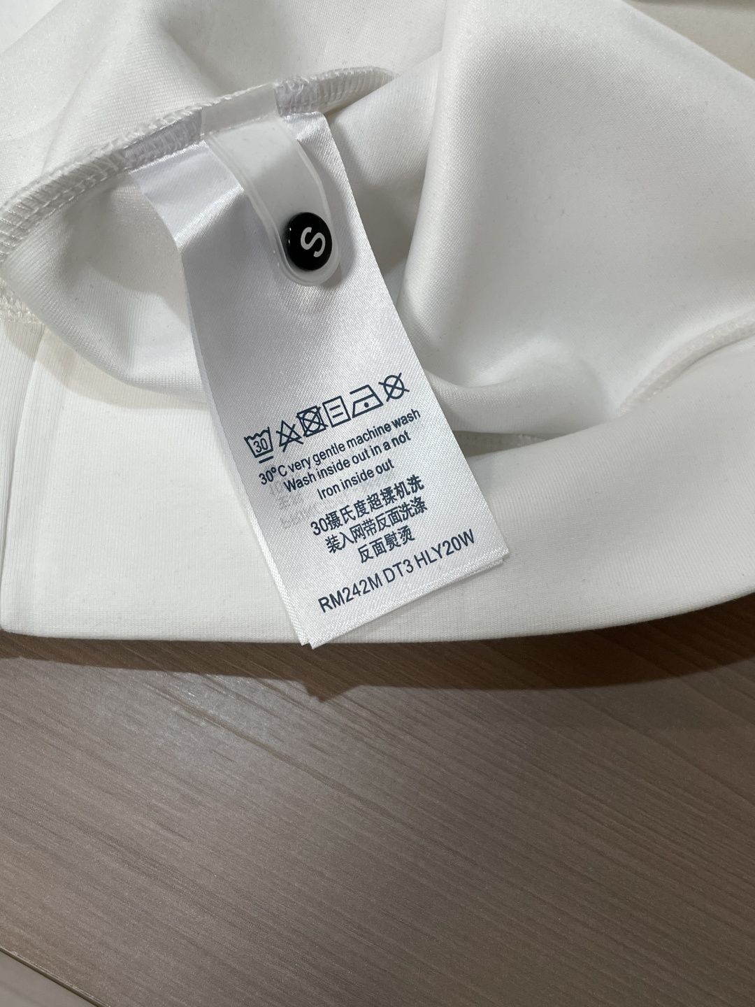 . 
P170
lv 圆领套头卫衣；经典套头男女同款，简约大气系列单品，低调奢华大气百搭款！

卫衣选用客供100%高克重棉质面料精制而成，内里紧密且既极具亲肤感的，井然有序的排列着，手感超级柔软细腻舒适，面料质感堪称顶级！低调且辨识度十足，彰显品牌独有的时尚魅力值！版型上身标准中性的款式，超级百搭好穿，男女都可轻松上身演绎，打造出最简约流行的主流

尺码：XS-L


