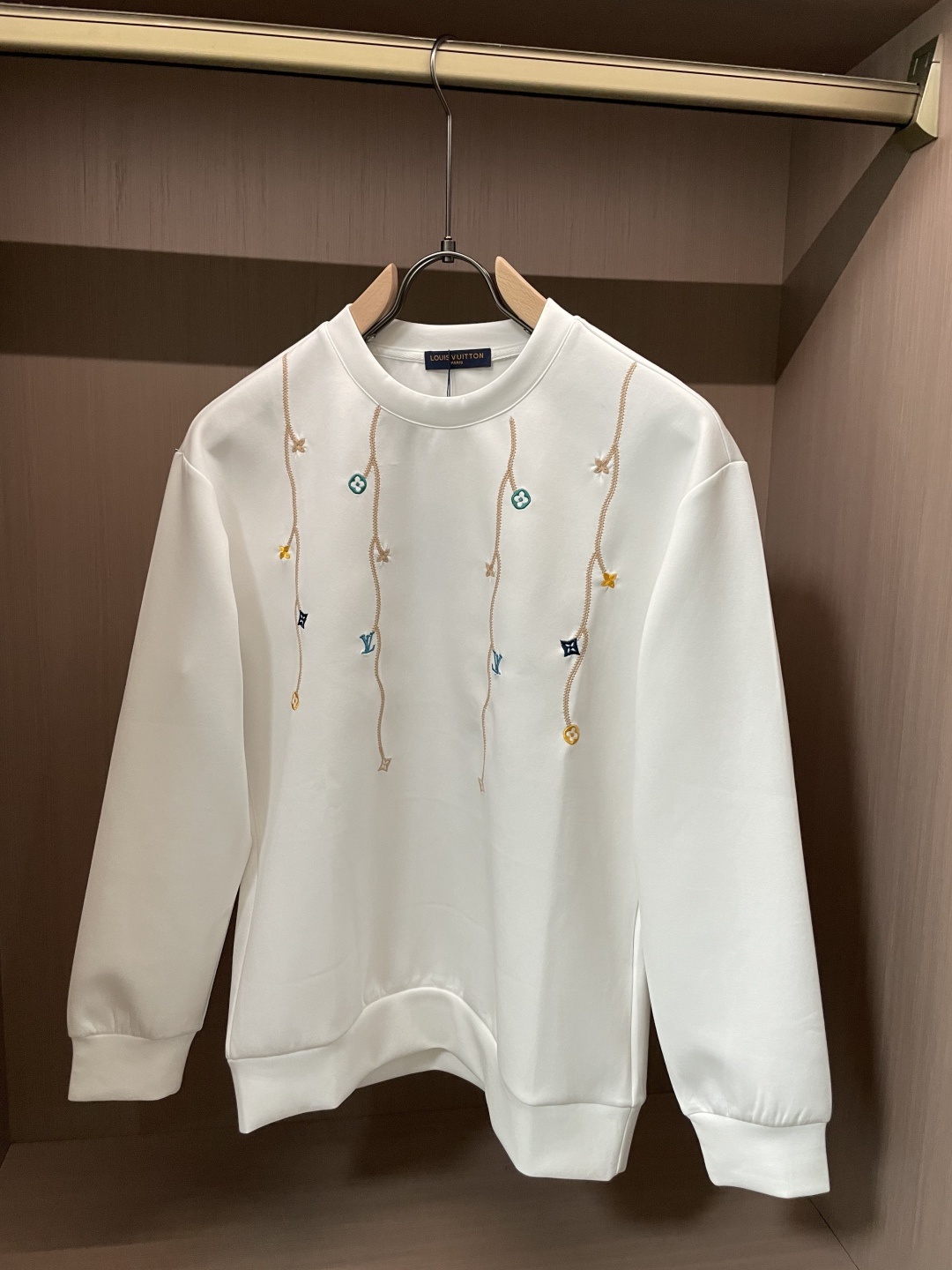 . 
P170
lv 圆领套头卫衣；经典套头男女同款，简约大气系列单品，低调奢华大气百搭款！

卫衣选用客供100%高克重棉质面料精制而成，内里紧密且既极具亲肤感的，井然有序的排列着，手感超级柔软细腻舒适，面料质感堪称顶级！低调且辨识度十足，彰显品牌独有的时尚魅力值！版型上身标准中性的款式，超级百搭好穿，男女都可轻松上身演绎，打造出最简约流行的主流

尺码：XS-L


