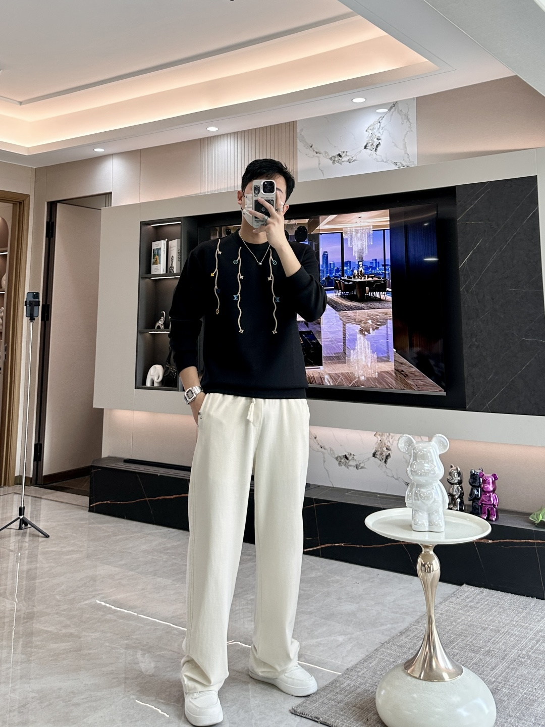 . 
P170
Lv 圆领套头卫衣；经典套头男女同款，简约大气系列单品，低调奢华大气百搭款！

卫衣选用客供100%高克重棉质面料精制而成，内里紧密且既极具亲肤感的，井然有序的排列着，手感超级柔软细腻舒适，面料质感堪称顶级！低调且辨识度十足，彰显品牌独有的时尚魅力值！版型上身标准中性的款式，超级百搭好穿，男女都可轻松上身演绎，打造出最简约流行的主流

尺码：XS-L


