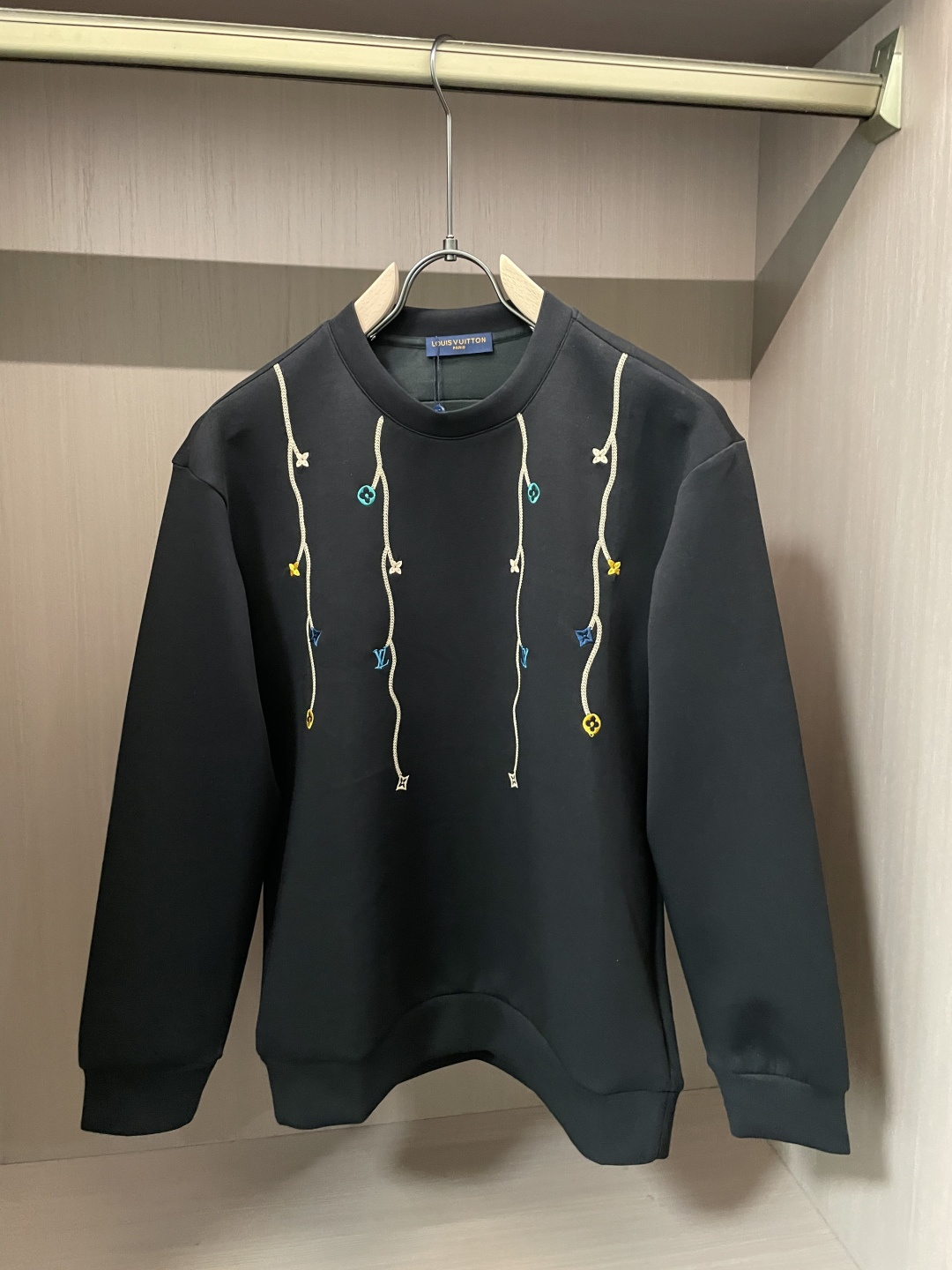 . 
P170
Lv 圆领套头卫衣；经典套头男女同款，简约大气系列单品，低调奢华大气百搭款！

卫衣选用客供100%高克重棉质面料精制而成，内里紧密且既极具亲肤感的，井然有序的排列着，手感超级柔软细腻舒适，面料质感堪称顶级！低调且辨识度十足，彰显品牌独有的时尚魅力值！版型上身标准中性的款式，超级百搭好穿，男女都可轻松上身演绎，打造出最简约流行的主流

尺码：XS-L


