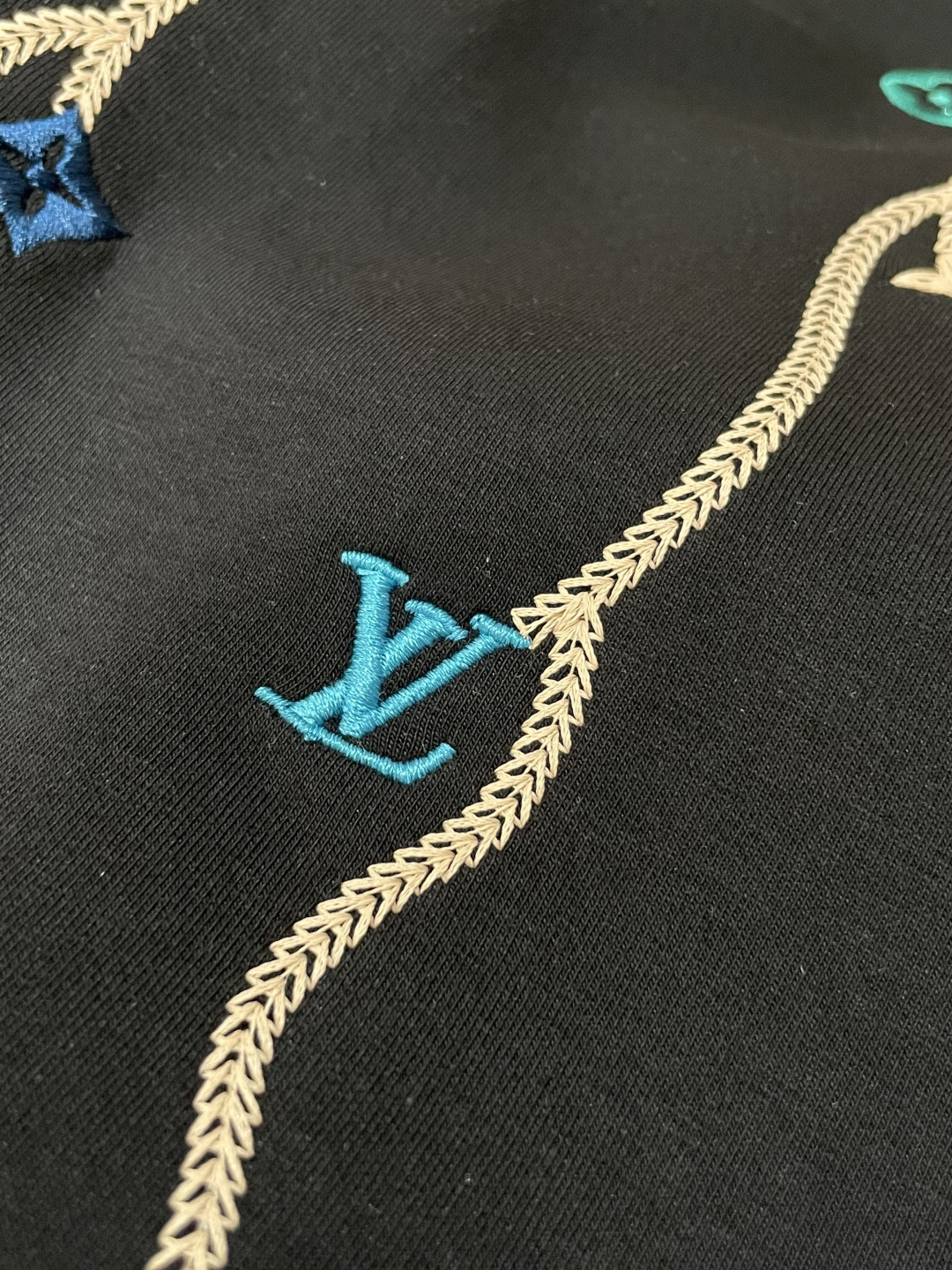 . 
P170
Lv 圆领套头卫衣；经典套头男女同款，简约大气系列单品，低调奢华大气百搭款！

卫衣选用客供100%高克重棉质面料精制而成，内里紧密且既极具亲肤感的，井然有序的排列着，手感超级柔软细腻舒适，面料质感堪称顶级！低调且辨识度十足，彰显品牌独有的时尚魅力值！版型上身标准中性的款式，超级百搭好穿，男女都可轻松上身演绎，打造出最简约流行的主流

尺码：XS-L


