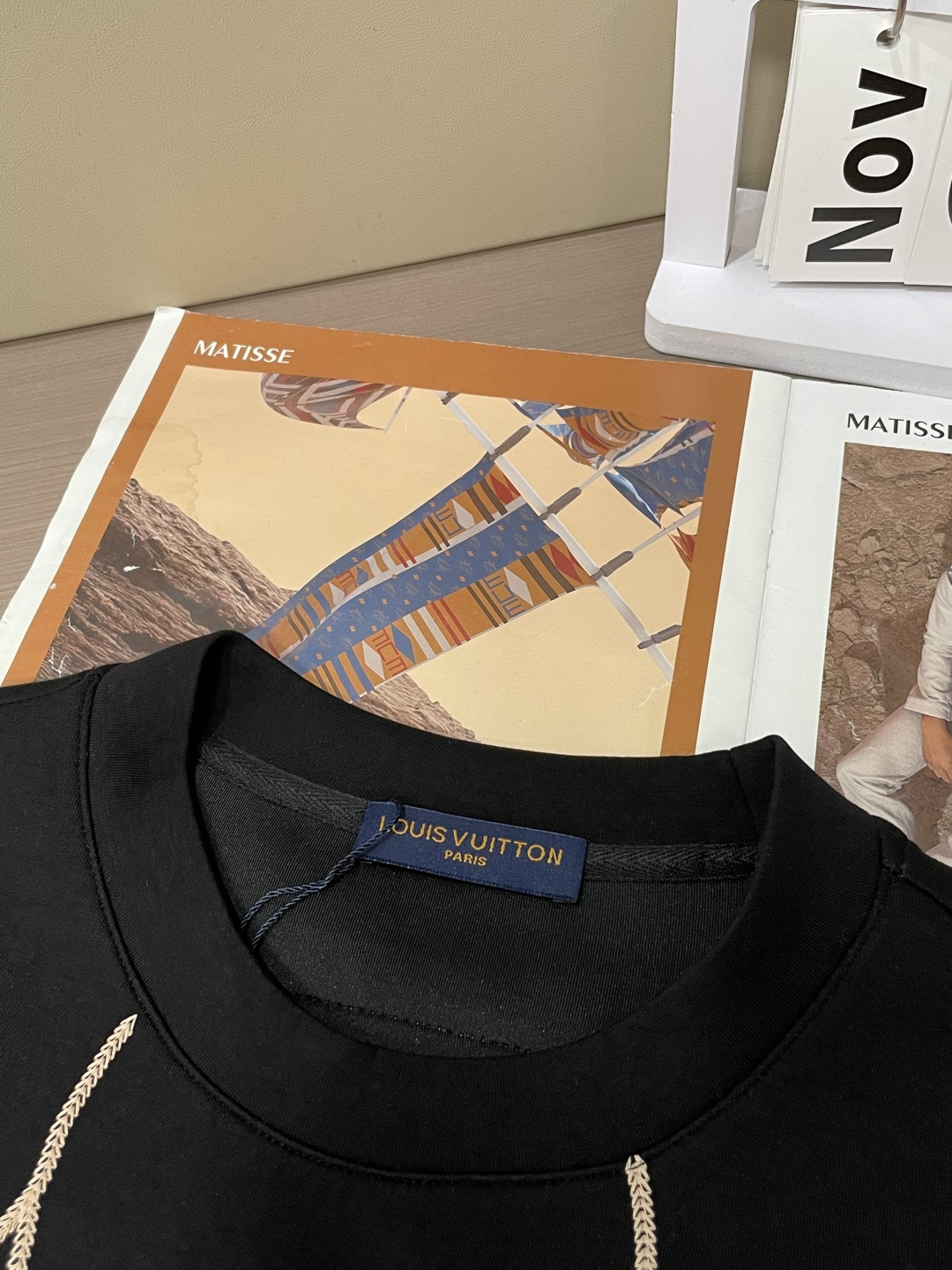 . 
P170
Lv 圆领套头卫衣；经典套头男女同款，简约大气系列单品，低调奢华大气百搭款！

卫衣选用客供100%高克重棉质面料精制而成，内里紧密且既极具亲肤感的，井然有序的排列着，手感超级柔软细腻舒适，面料质感堪称顶级！低调且辨识度十足，彰显品牌独有的时尚魅力值！版型上身标准中性的款式，超级百搭好穿，男女都可轻松上身演绎，打造出最简约流行的主流

尺码：XS-L


