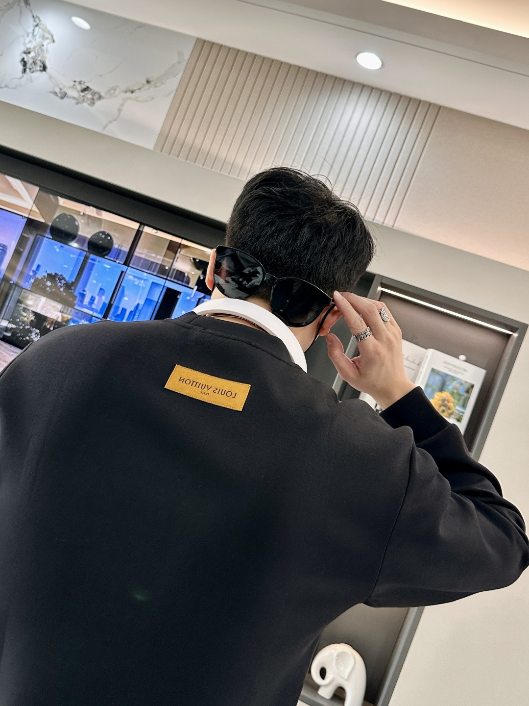 . 
P170
Lv 圆领套头卫衣；经典套头男女同款，简约大气系列单品，低调奢华大气百搭款！

卫衣选用客供100%高克重棉质面料精制而成，内里紧密且既极具亲肤感的，井然有序的排列着，手感超级柔软细腻舒适，面料质感堪称顶级！低调且辨识度十足，彰显品牌独有的时尚魅力值！版型上身标准中性的款式，超级百搭好穿，男女都可轻松上身演绎，打造出最简约流行的主流

尺码：XS-L


