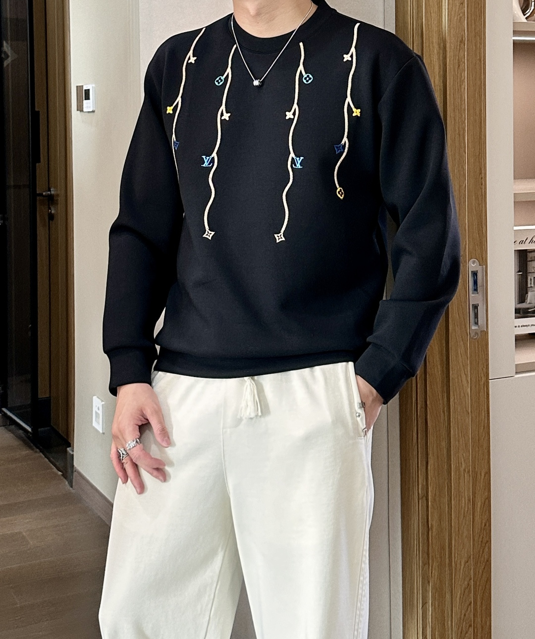 . 
P170
Lv 圆领套头卫衣；经典套头男女同款，简约大气系列单品，低调奢华大气百搭款！

卫衣选用客供100%高克重棉质面料精制而成，内里紧密且既极具亲肤感的，井然有序的排列着，手感超级柔软细腻舒适，面料质感堪称顶级！低调且辨识度十足，彰显品牌独有的时尚魅力值！版型上身标准中性的款式，超级百搭好穿，男女都可轻松上身演绎，打造出最简约流行的主流

尺码：XS-L


