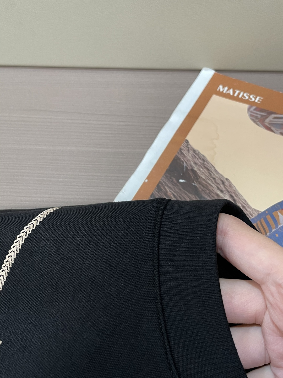 . 
P170
Lv 圆领套头卫衣；经典套头男女同款，简约大气系列单品，低调奢华大气百搭款！

卫衣选用客供100%高克重棉质面料精制而成，内里紧密且既极具亲肤感的，井然有序的排列着，手感超级柔软细腻舒适，面料质感堪称顶级！低调且辨识度十足，彰显品牌独有的时尚魅力值！版型上身标准中性的款式，超级百搭好穿，男女都可轻松上身演绎，打造出最简约流行的主流

尺码：XS-L


