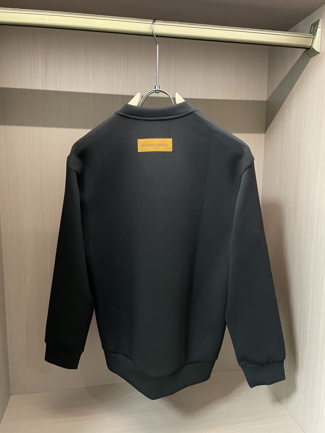 . 
P170
Lv 圆领套头卫衣；经典套头男女同款，简约大气系列单品，低调奢华大气百搭款！

卫衣选用客供100%高克重棉质面料精制而成，内里紧密且既极具亲肤感的，井然有序的排列着，手感超级柔软细腻舒适，面料质感堪称顶级！低调且辨识度十足，彰显品牌独有的时尚魅力值！版型上身标准中性的款式，超级百搭好穿，男女都可轻松上身演绎，打造出最简约流行的主流

尺码：XS-L


