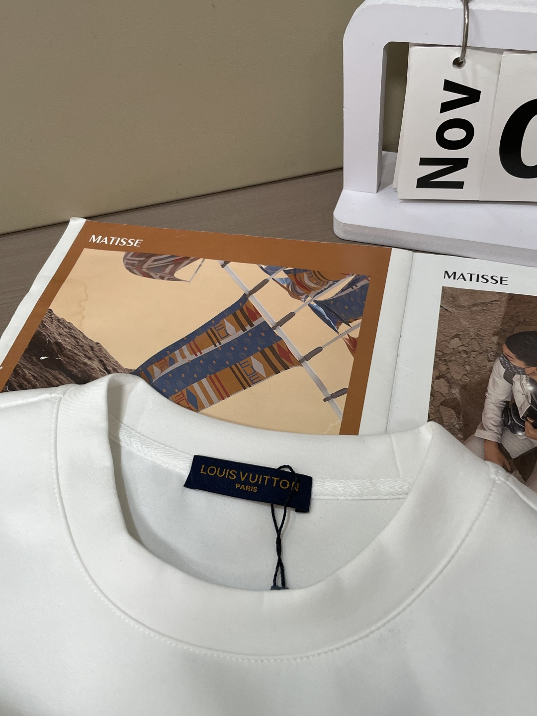 . 
P170
Lv 圆领套头卫衣；经典套头男女同款，简约大气系列单品，低调奢华大气百搭款！

卫衣选用客供100%高克重棉质面料精制而成，内里紧密且既极具亲肤感的，井然有序的排列着，手感超级柔软细腻舒适，面料质感堪称顶级！低调且辨识度十足，彰显品牌独有的时尚魅力值！版型上身标准中性的款式，超级百搭好穿，男女都可轻松上身演绎，打造出最简约流行的主流

尺码：XS-L


