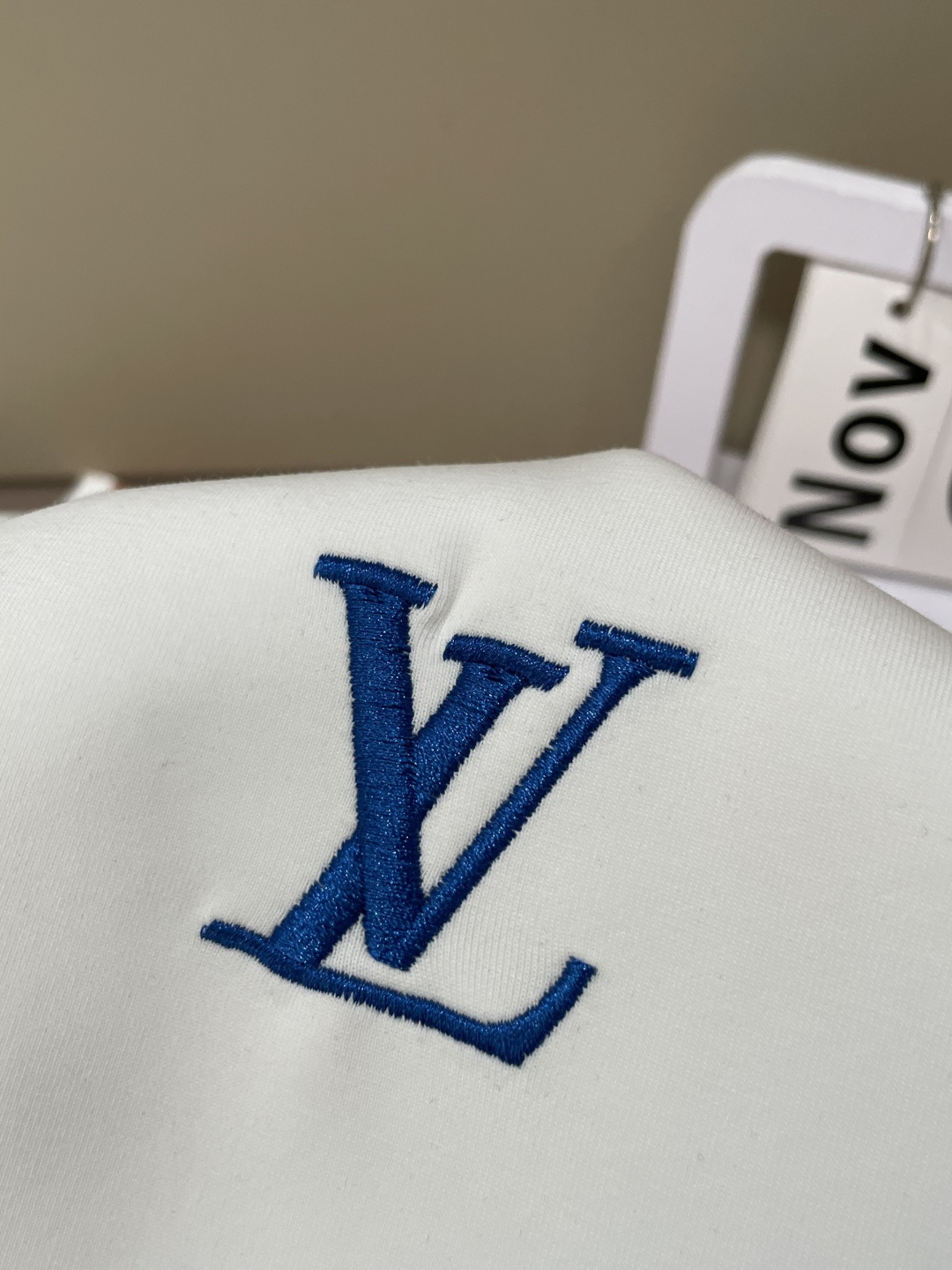 . 
P170
Lv 圆领套头卫衣；经典套头男女同款，简约大气系列单品，低调奢华大气百搭款！

卫衣选用客供100%高克重棉质面料精制而成，内里紧密且既极具亲肤感的，井然有序的排列着，手感超级柔软细腻舒适，面料质感堪称顶级！低调且辨识度十足，彰显品牌独有的时尚魅力值！版型上身标准中性的款式，超级百搭好穿，男女都可轻松上身演绎，打造出最简约流行的主流

尺码：XS-L


