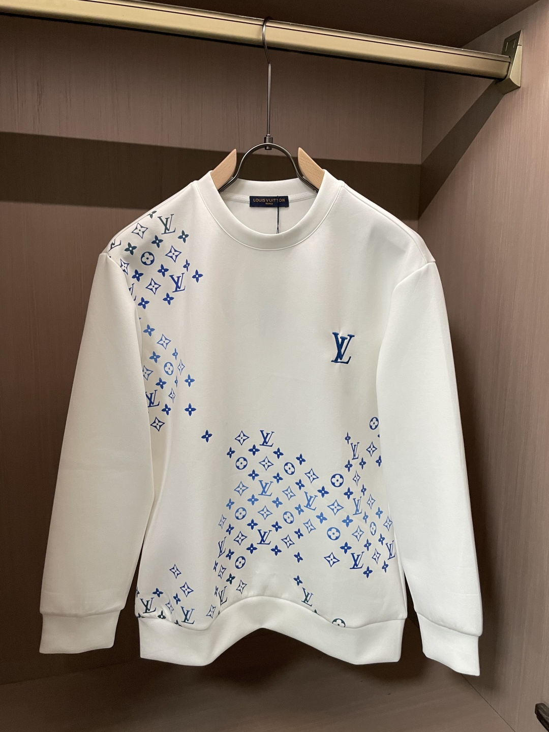 . 
P170
Lv 圆领套头卫衣；经典套头男女同款，简约大气系列单品，低调奢华大气百搭款！

卫衣选用客供100%高克重棉质面料精制而成，内里紧密且既极具亲肤感的，井然有序的排列着，手感超级柔软细腻舒适，面料质感堪称顶级！低调且辨识度十足，彰显品牌独有的时尚魅力值！版型上身标准中性的款式，超级百搭好穿，男女都可轻松上身演绎，打造出最简约流行的主流

尺码：XS-L


