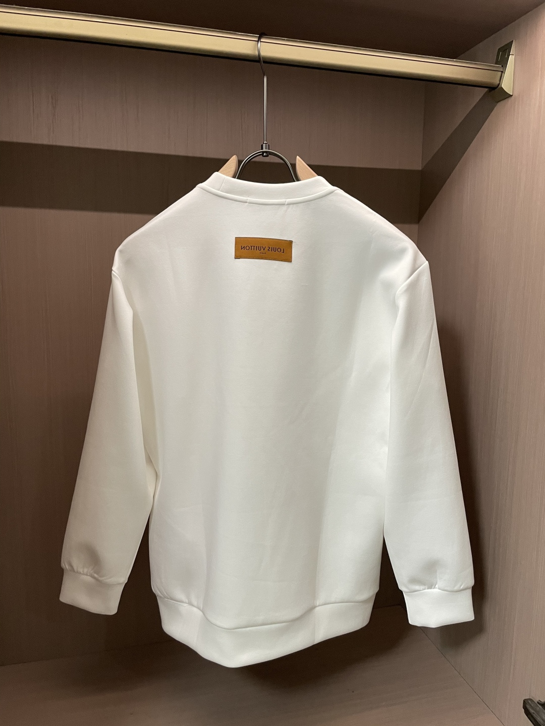 . 
P170
Lv 圆领套头卫衣；经典套头男女同款，简约大气系列单品，低调奢华大气百搭款！

卫衣选用客供100%高克重棉质面料精制而成，内里紧密且既极具亲肤感的，井然有序的排列着，手感超级柔软细腻舒适，面料质感堪称顶级！低调且辨识度十足，彰显品牌独有的时尚魅力值！版型上身标准中性的款式，超级百搭好穿，男女都可轻松上身演绎，打造出最简约流行的主流

尺码：XS-L


