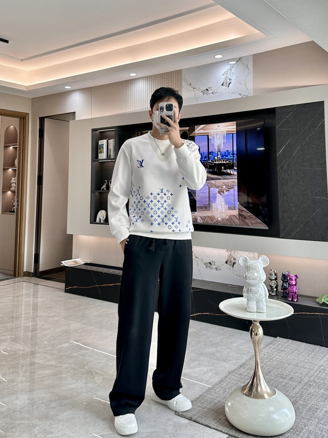 . 
P170
Lv 圆领套头卫衣；经典套头男女同款，简约大气系列单品，低调奢华大气百搭款！

卫衣选用客供100%高克重棉质面料精制而成，内里紧密且既极具亲肤感的，井然有序的排列着，手感超级柔软细腻舒适，面料质感堪称顶级！低调且辨识度十足，彰显品牌独有的时尚魅力值！版型上身标准中性的款式，超级百搭好穿，男女都可轻松上身演绎，打造出最简约流行的主流

尺码：XS-L


