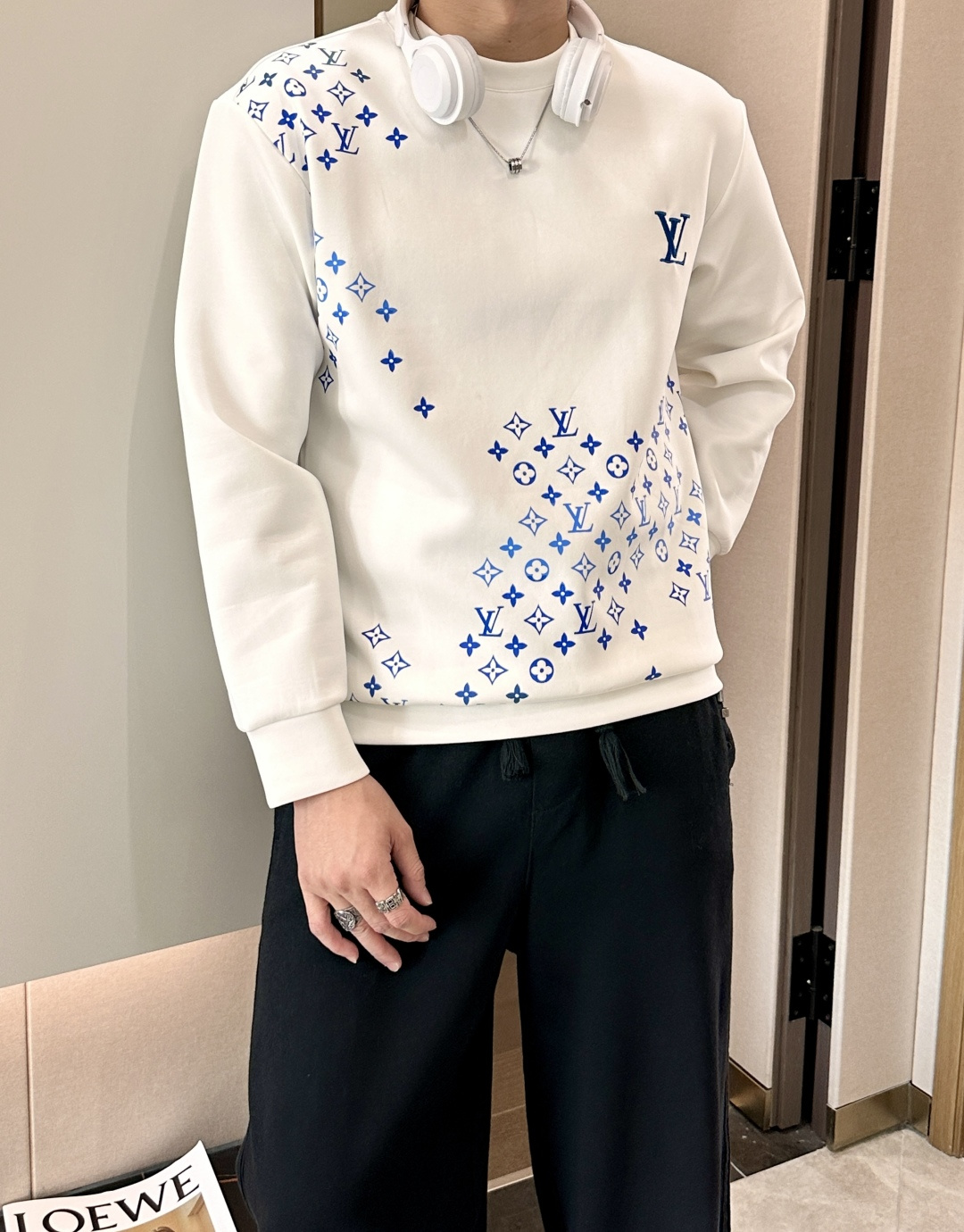 . 
P170
Lv 圆领套头卫衣；经典套头男女同款，简约大气系列单品，低调奢华大气百搭款！

卫衣选用客供100%高克重棉质面料精制而成，内里紧密且既极具亲肤感的，井然有序的排列着，手感超级柔软细腻舒适，面料质感堪称顶级！低调且辨识度十足，彰显品牌独有的时尚魅力值！版型上身标准中性的款式，超级百搭好穿，男女都可轻松上身演绎，打造出最简约流行的主流

尺码：XS-L


