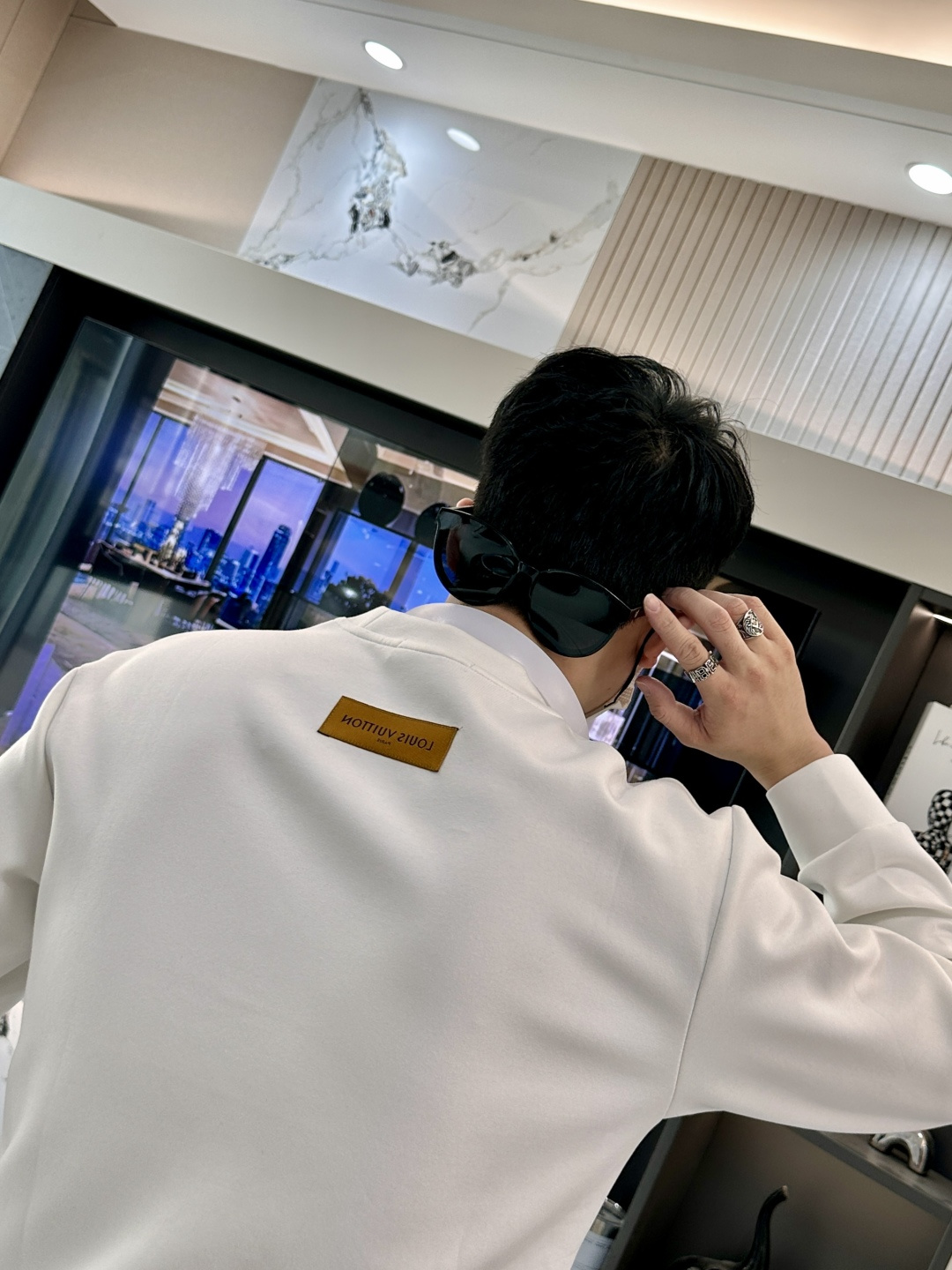 . 
P170
Lv 圆领套头卫衣；经典套头男女同款，简约大气系列单品，低调奢华大气百搭款！

卫衣选用客供100%高克重棉质面料精制而成，内里紧密且既极具亲肤感的，井然有序的排列着，手感超级柔软细腻舒适，面料质感堪称顶级！低调且辨识度十足，彰显品牌独有的时尚魅力值！版型上身标准中性的款式，超级百搭好穿，男女都可轻松上身演绎，打造出最简约流行的主流

尺码：XS-L


