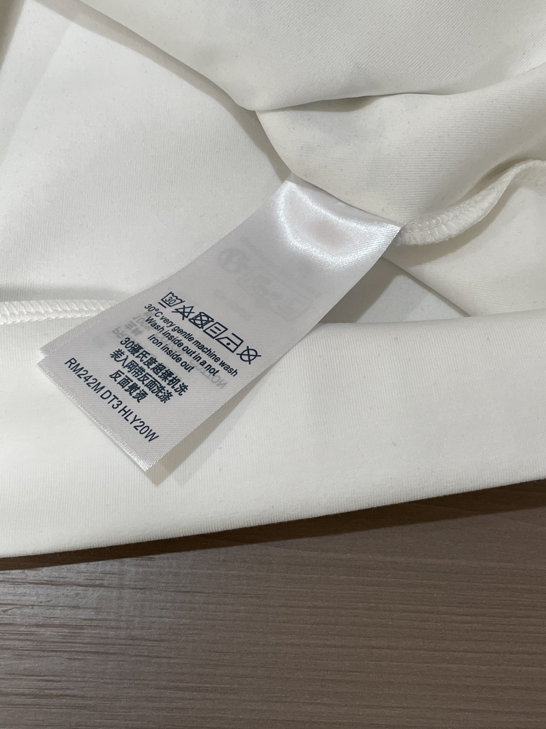 . 
P170
Lv 圆领套头卫衣；经典套头男女同款，简约大气系列单品，低调奢华大气百搭款！

卫衣选用客供100%高克重棉质面料精制而成，内里紧密且既极具亲肤感的，井然有序的排列着，手感超级柔软细腻舒适，面料质感堪称顶级！低调且辨识度十足，彰显品牌独有的时尚魅力值！版型上身标准中性的款式，超级百搭好穿，男女都可轻松上身演绎，打造出最简约流行的主流

尺码：XS-L


