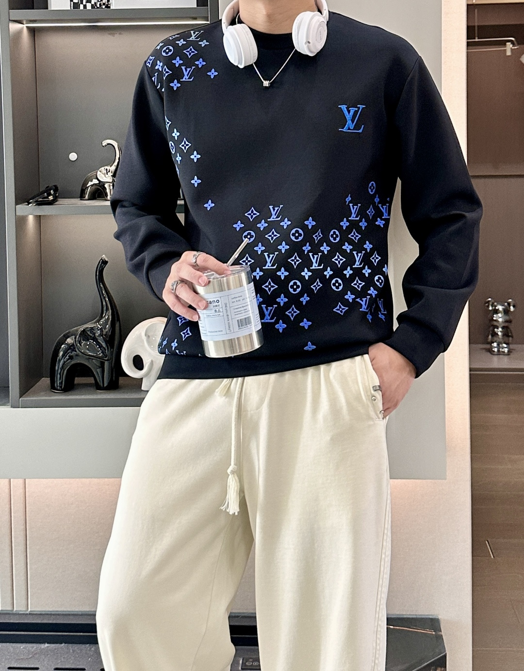 . 
P170
Lv  圆领套头卫衣；经典套头男女同款，简约大气系列单品，低调奢华大气百搭款！

卫衣选用客供100%高克重棉质面料精制而成，内里紧密且既极具亲肤感的，井然有序的排列着，手感超级柔软细腻舒适，面料质感堪称顶级！低调且辨识度十足，彰显品牌独有的时尚魅力值！版型上身标准中性的款式，超级百搭好穿，男女都可轻松上身演绎，打造出最简约流行的主流

尺码：XS-L


