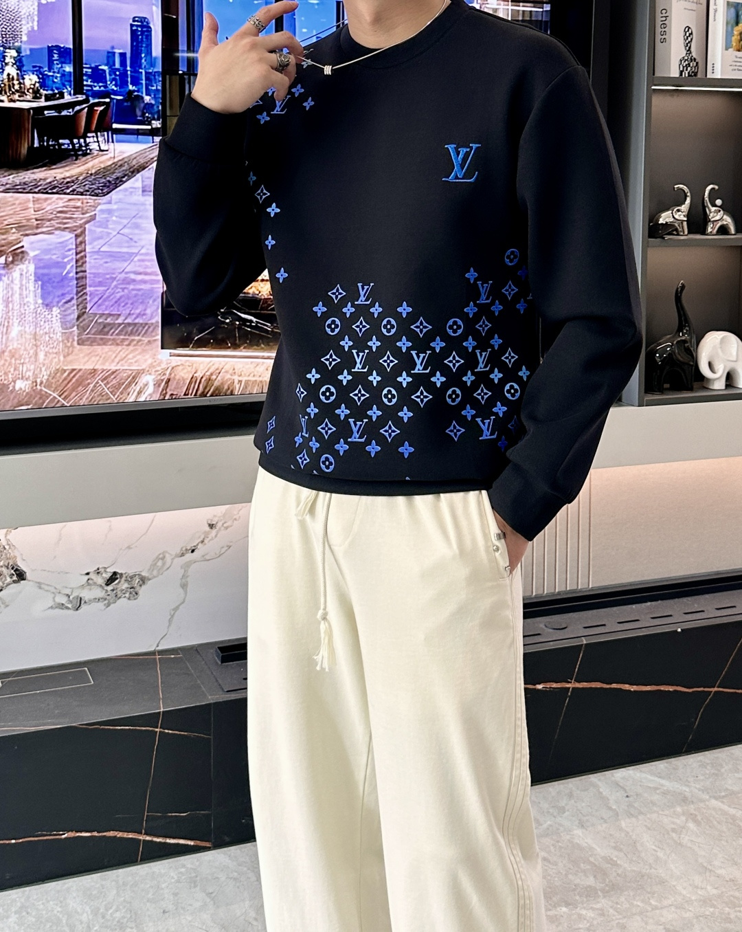 NO:657733,. Lv round neck pullover sweatshirt; classic pullover for men and women, simple and elegant series of items, low-key, luxurious and versatile!  The sweatshirt is made of high-weight cotton fabrics supplied by customers. The lining is tight and very skin-friendly. It is arranged in an orderly manner. It feels super soft, delicate and comfortable, and the fabric texture is top-notch!  Low-key and highly recognizable, it highlights the brand’s unique fashion charm!  The upper body is a standard unisex style, which is super versatile and easy to wear. It can be easily worn by both men and women, creating the most simple and popular mainstream. Sizes XS-L, Louis Vuitton, hoodie, sweatshirts, alexander wang19860909.  Lv 圆领套头卫衣；经典套头男女同款,简约大气系列单品,低调奢华大气百搭款！ 卫衣选用客供高克重棉质面料精制而成,内里紧密且既极具亲肤感的,井然有序的排列着,手感超级柔软细腻舒适,面料质感堪称顶级！低调且辨识度十足,彰显品牌独有的时尚魅力值！版型上身标准中性的款式,超级百搭好穿,男女都可轻松上身演绎,打造出最简约流行的主流 尺码XS-L,,louis vuitton,hoodie,sweatshirts,alexander wang,Men's clothing