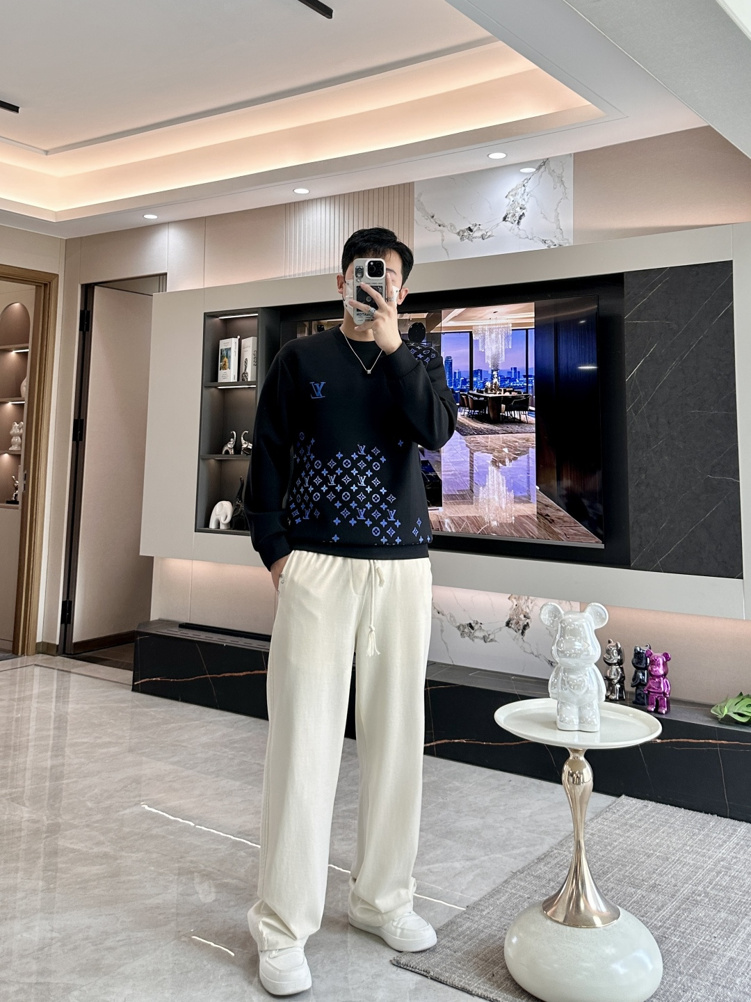 . 
P170
Lv  圆领套头卫衣；经典套头男女同款，简约大气系列单品，低调奢华大气百搭款！

卫衣选用客供100%高克重棉质面料精制而成，内里紧密且既极具亲肤感的，井然有序的排列着，手感超级柔软细腻舒适，面料质感堪称顶级！低调且辨识度十足，彰显品牌独有的时尚魅力值！版型上身标准中性的款式，超级百搭好穿，男女都可轻松上身演绎，打造出最简约流行的主流

尺码：XS-L


